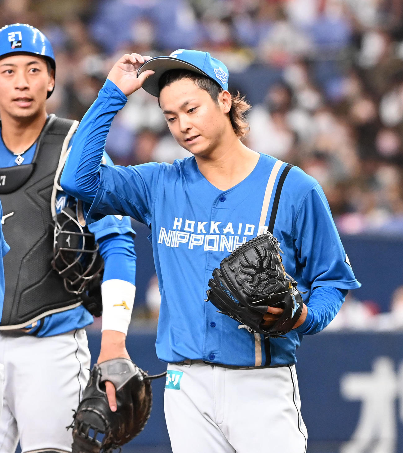 オリックス対日本ハム　3回裏オリックス2死一塁、交代にがっくりする田中（撮影・前岡正明）