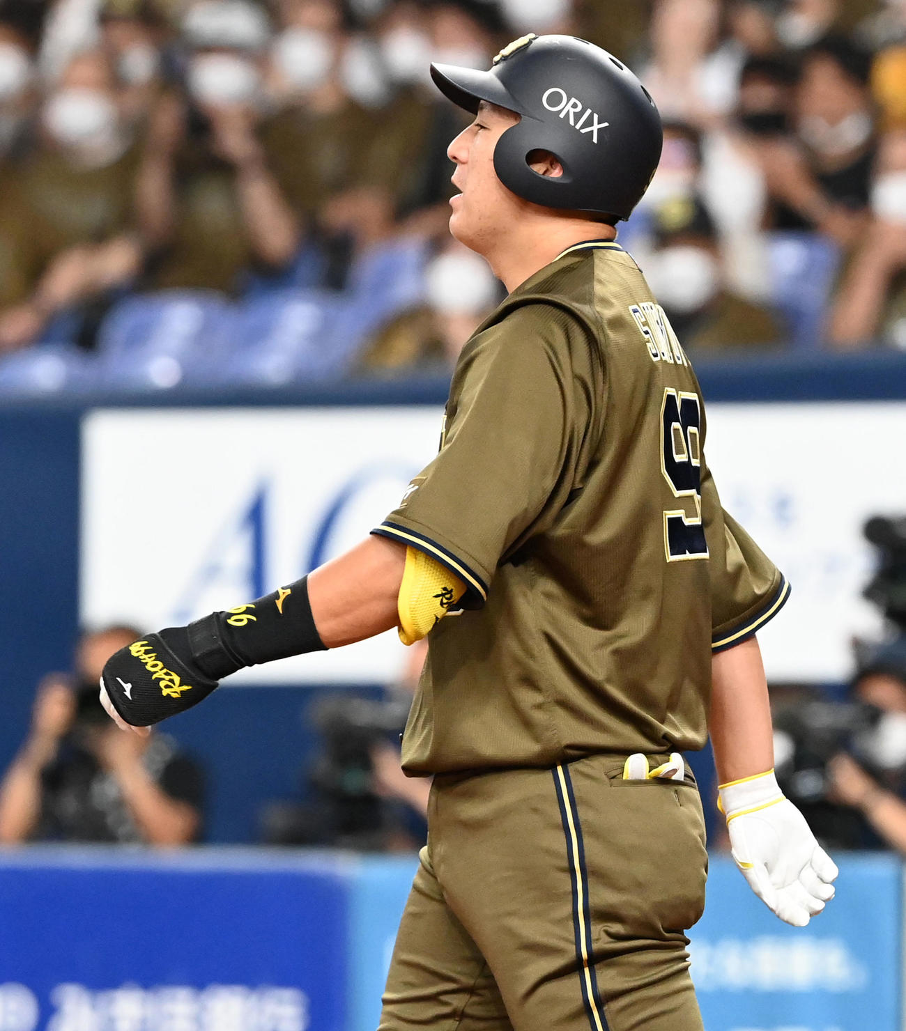 オリックス対日本ハム　3回裏オリックス1死、杉本は田中から2打席連続で死球を受けマウンドに歩を進める（撮影・前岡正明）