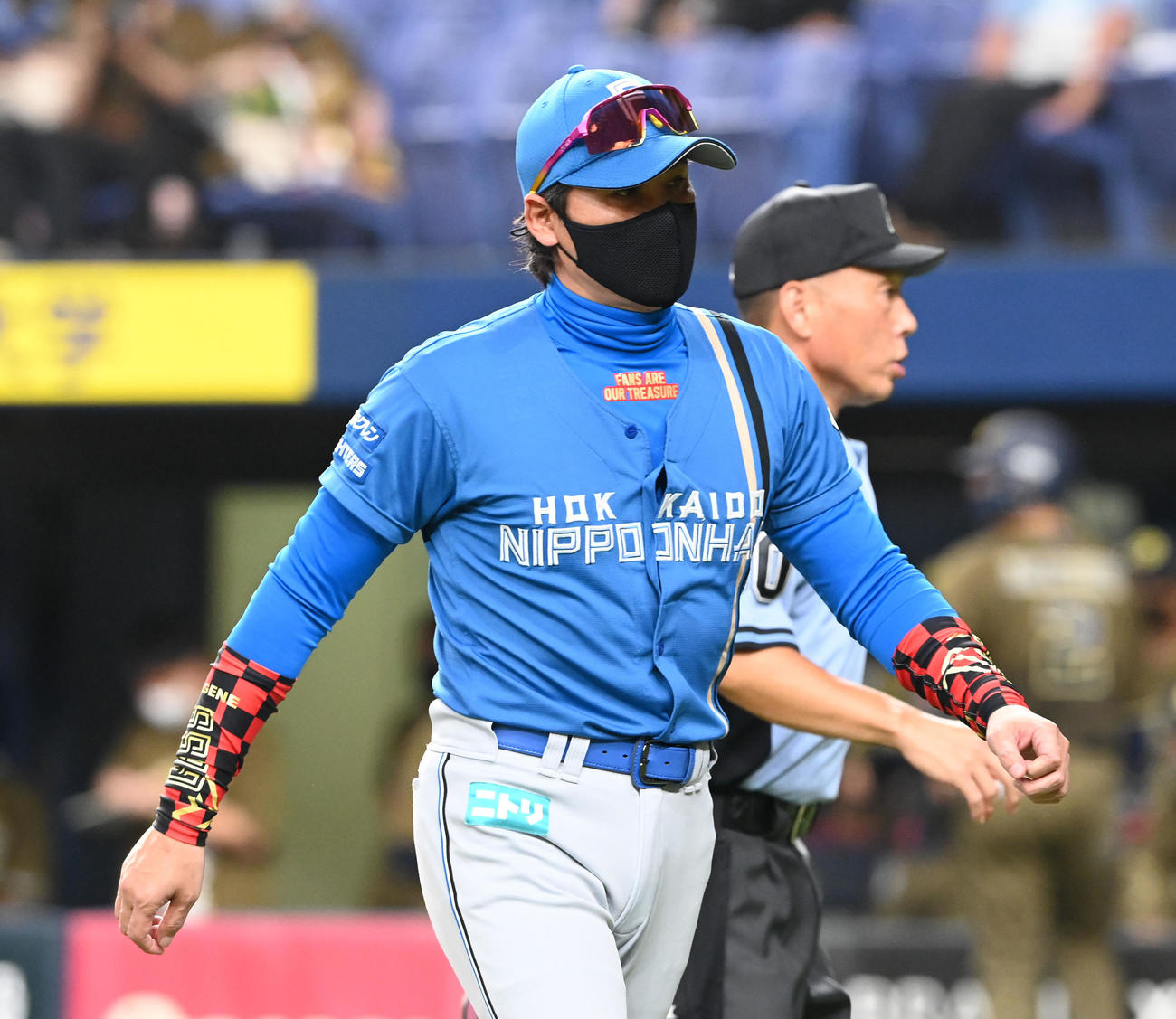オリックス対日本ハム　3回裏オリックス2死一塁、田中の交代を告げた新庄監督（撮影・前岡正明）