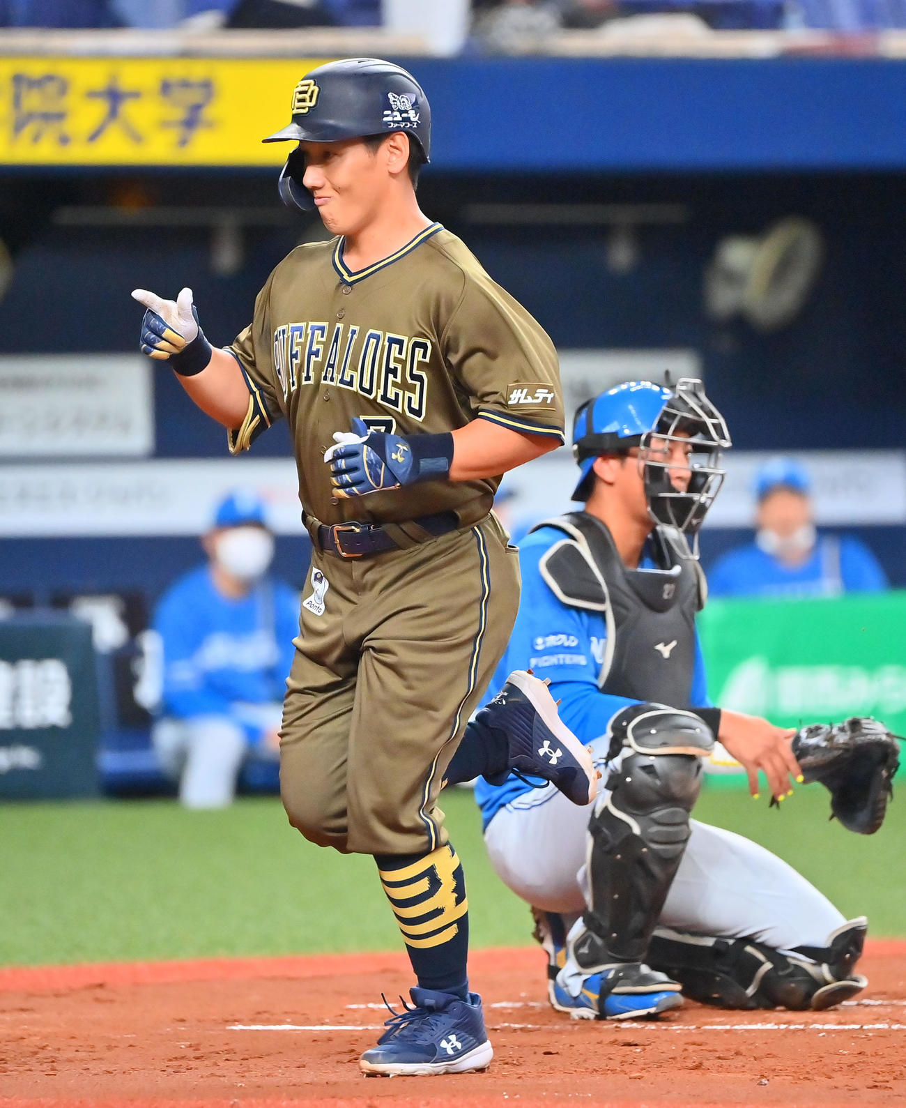 オリックス対日本ハム　1回裏オリックス2死一塁、左越えに逆転の2点本塁打を放ち生還する吉田正（撮影・和賀正仁）