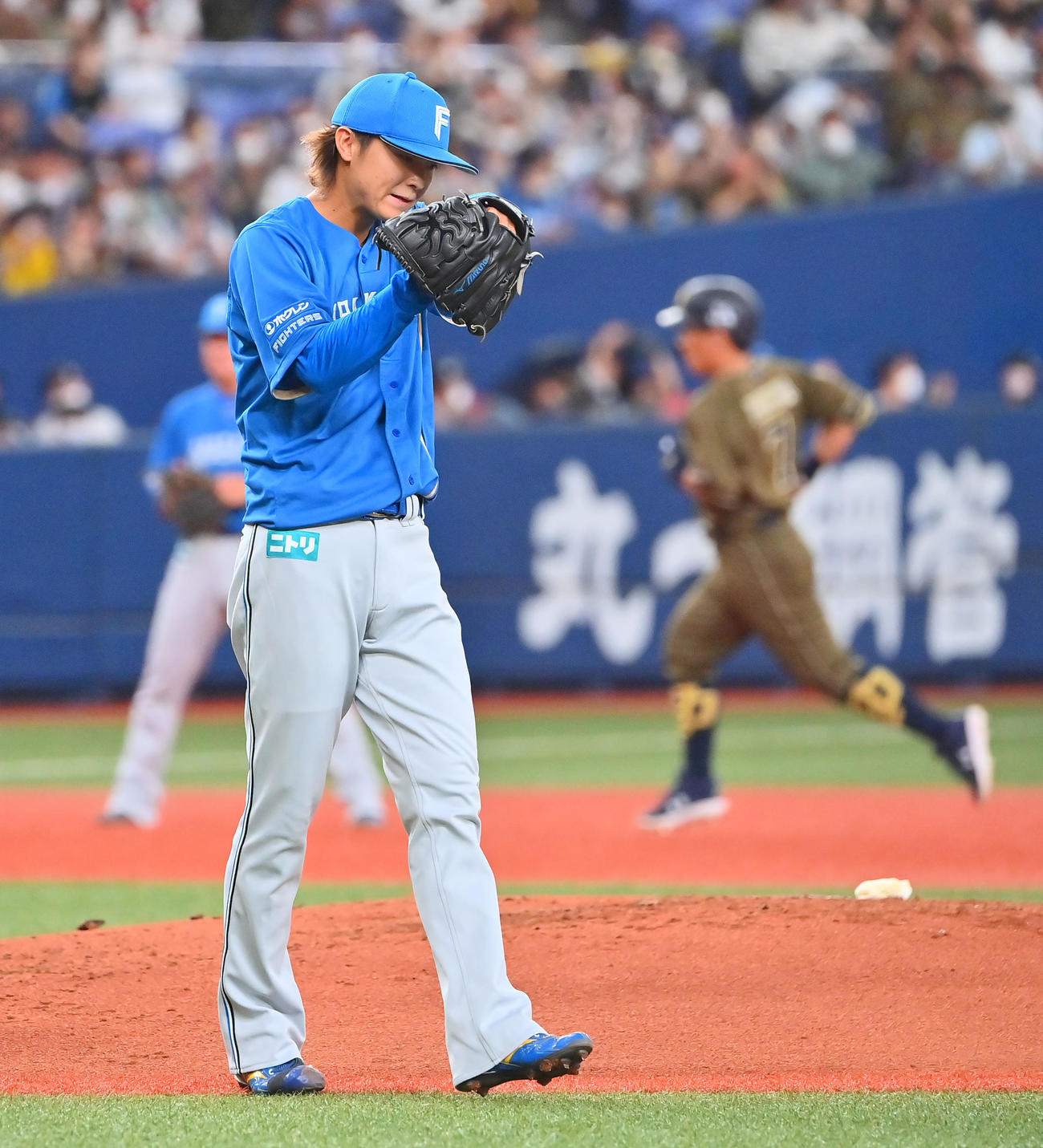 オリックス対日本ハム　1回裏オリックス2死一塁、吉田正に2点本塁打を浴びる田中（撮影・和賀正仁）