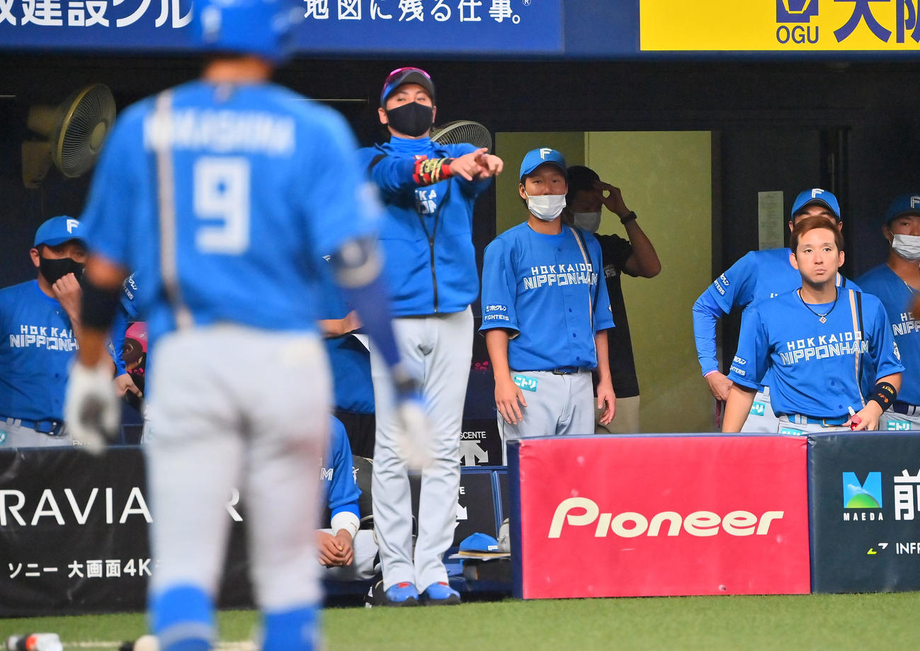 オリックス対日本ハム　4回表日本ハム2死一塁、アルカンタラが本塁タッチアウトになったプレーでリクエストする日本ハム新庄監督（撮影・和賀正仁）