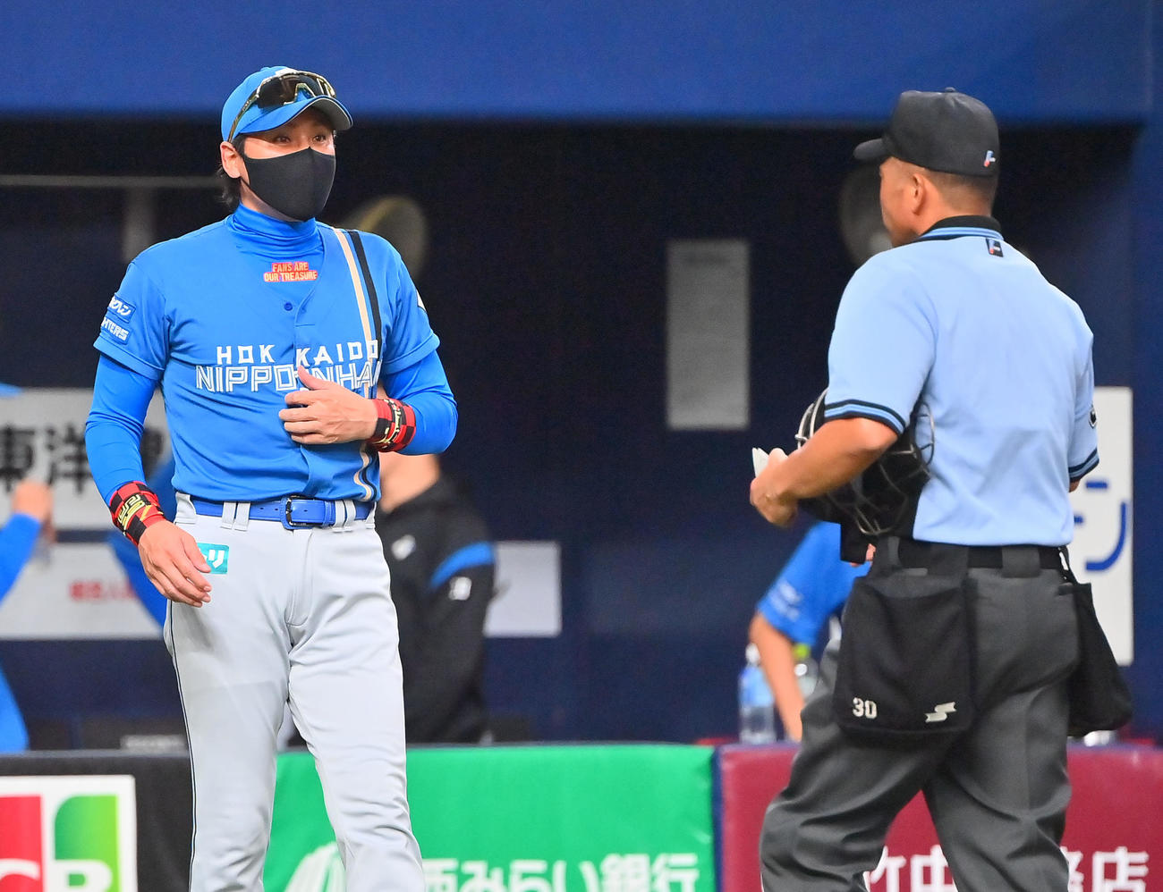 オリックス対日本ハム　9回表、選手交代を告げる日本ハム新庄監督（撮影・和賀正仁）