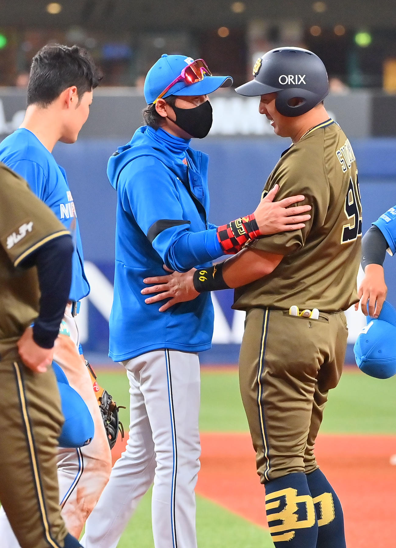 オリックス対日本ハム　3回裏オリックス1死、杉本（右）に2打席連続で死球を与え謝罪する日本ハム新庄監督（撮影・和賀正仁）