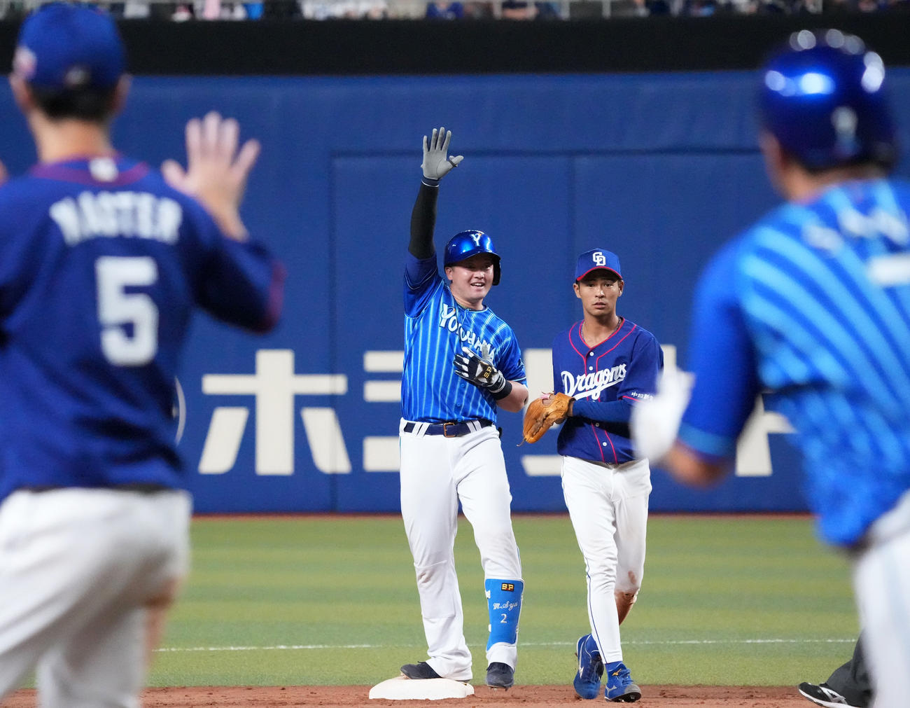 9回表DeNA2死一、三塁、右適時二塁打を放った牧（中央）はガッツポーズ（撮影・森本幸一）