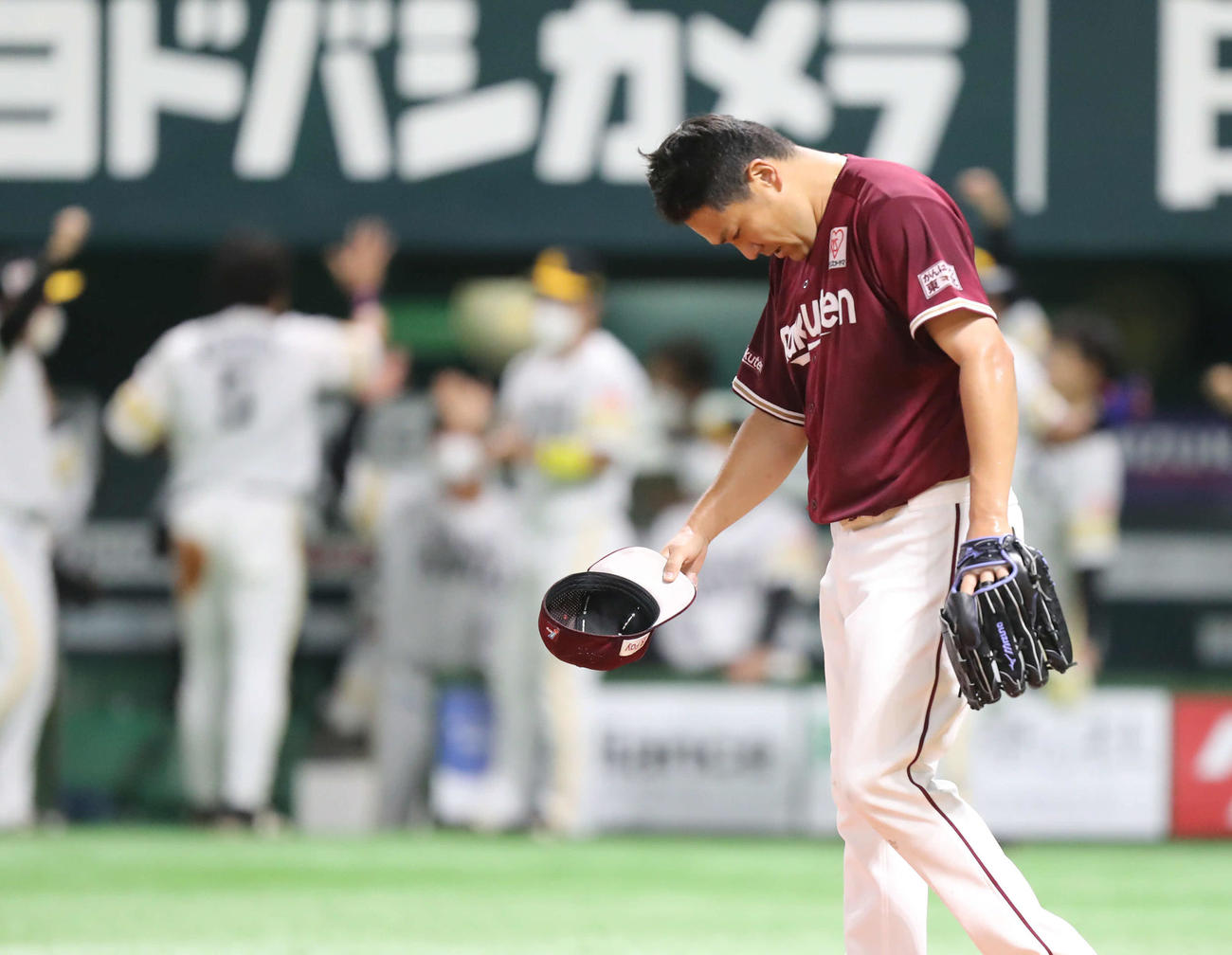 ソフトバンク対楽天　5回裏ソフトバンク2死一、二塁、田中将は牧原大に中前適時打を浴び、悔しげな表情を見せる（撮影・屋方直哉）