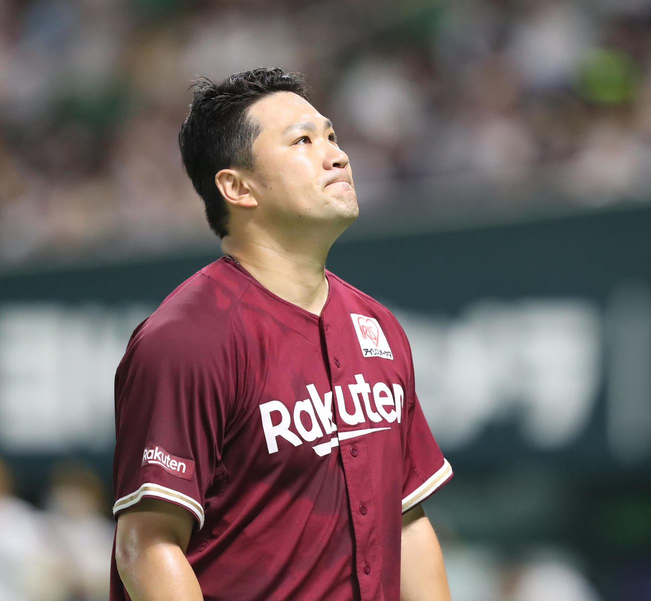 ソフトバンク対楽天　3回裏を投げ終え、悔しげな表情でベンチに戻る田中将（撮影・屋方直哉）