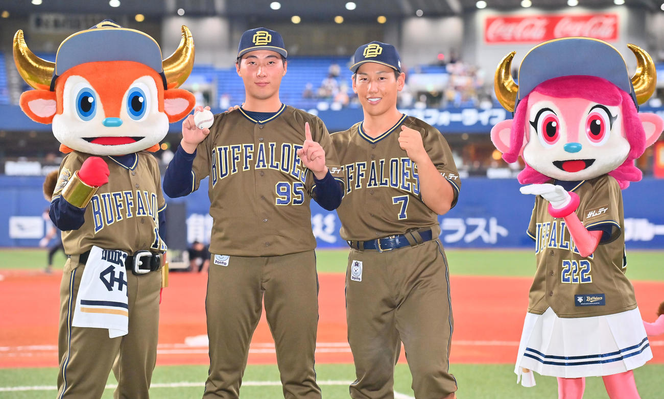 オリックス対日本ハム　打のヒーロー吉田正（右）とともにポーズを取るプロ初勝利を挙げた東（撮影・和賀正仁）