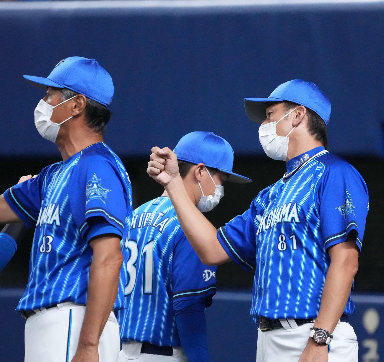 中日対DeNA　勝利し、選手を迎えるDeNA三浦監督（右）（撮影・森本幸一）