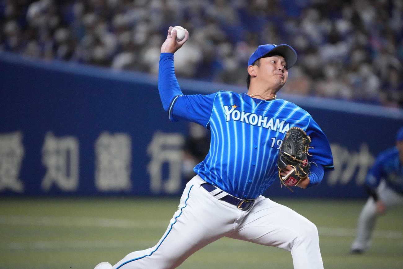 中日対DeNA 9回裏、DeNA4番手で登板する山崎（撮影・森本幸一）