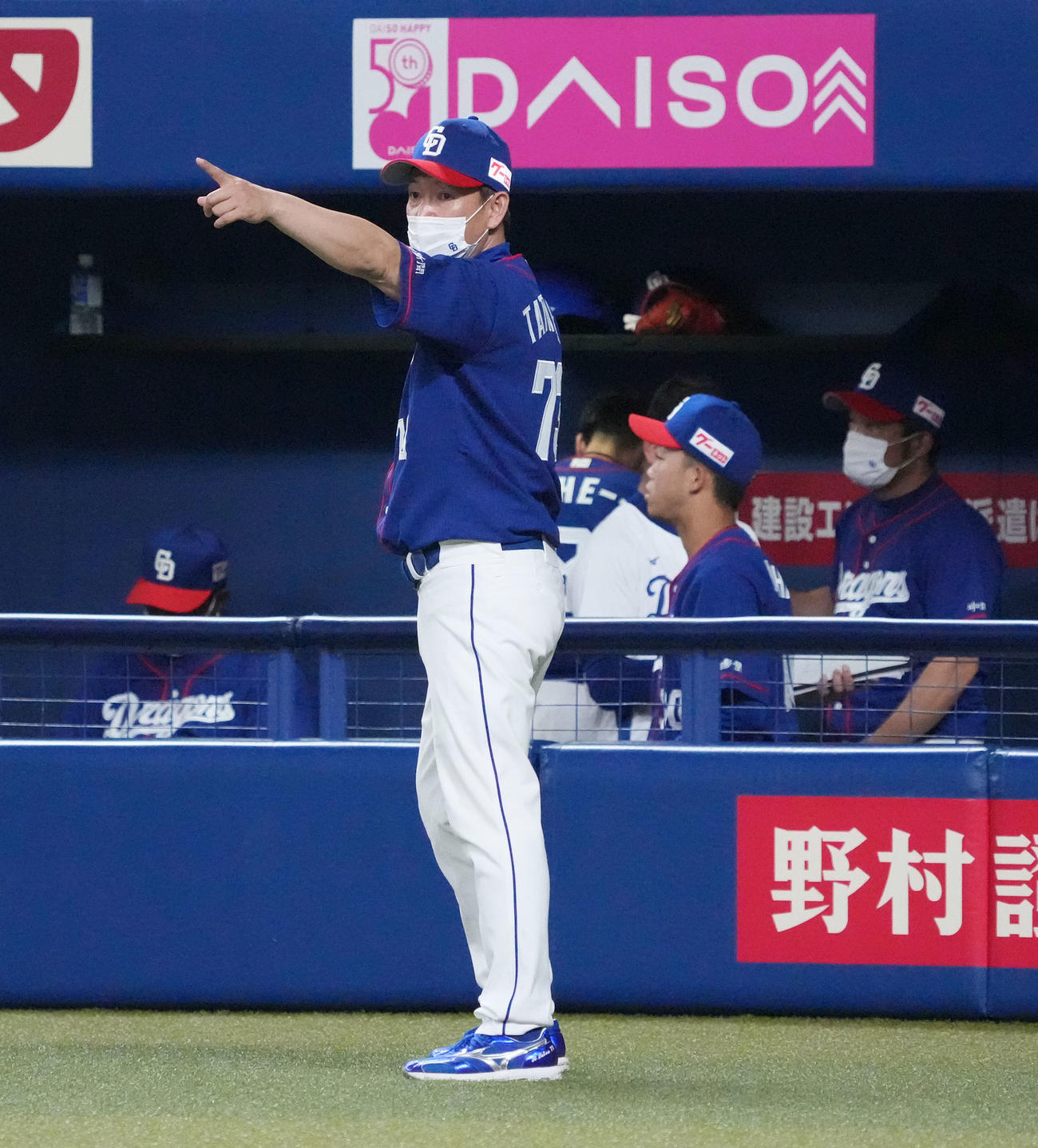 中日対DeNA 6回終了、選手交代を告げる立浪監督（撮影・森本幸一）