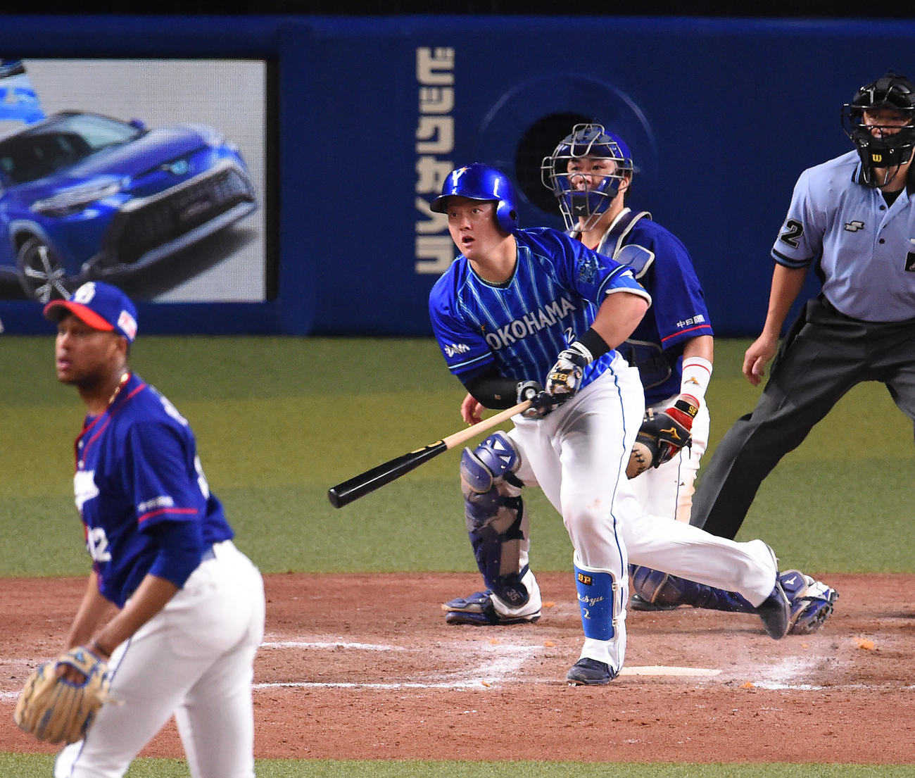 中日対DeNA 9回表DeNA2死一、三塁、右適時二塁打を放つ牧（中央）投手はR・マルティネス（撮影・森本幸一）