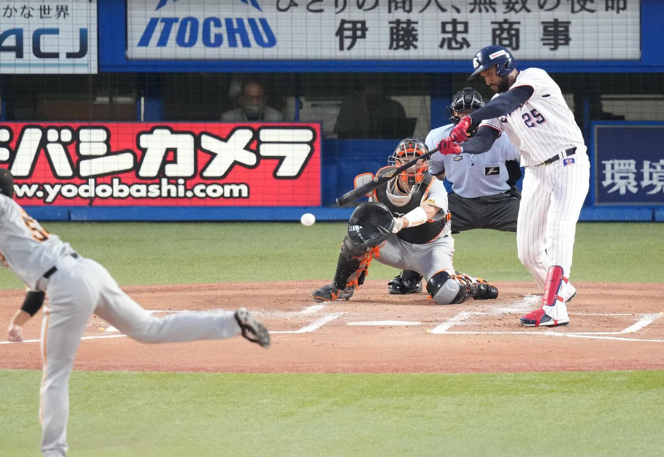 1回裏ヤクルト2死二塁、先制の右前適時打を放つサンタナ。投手直江（撮影・鈴木みどり）