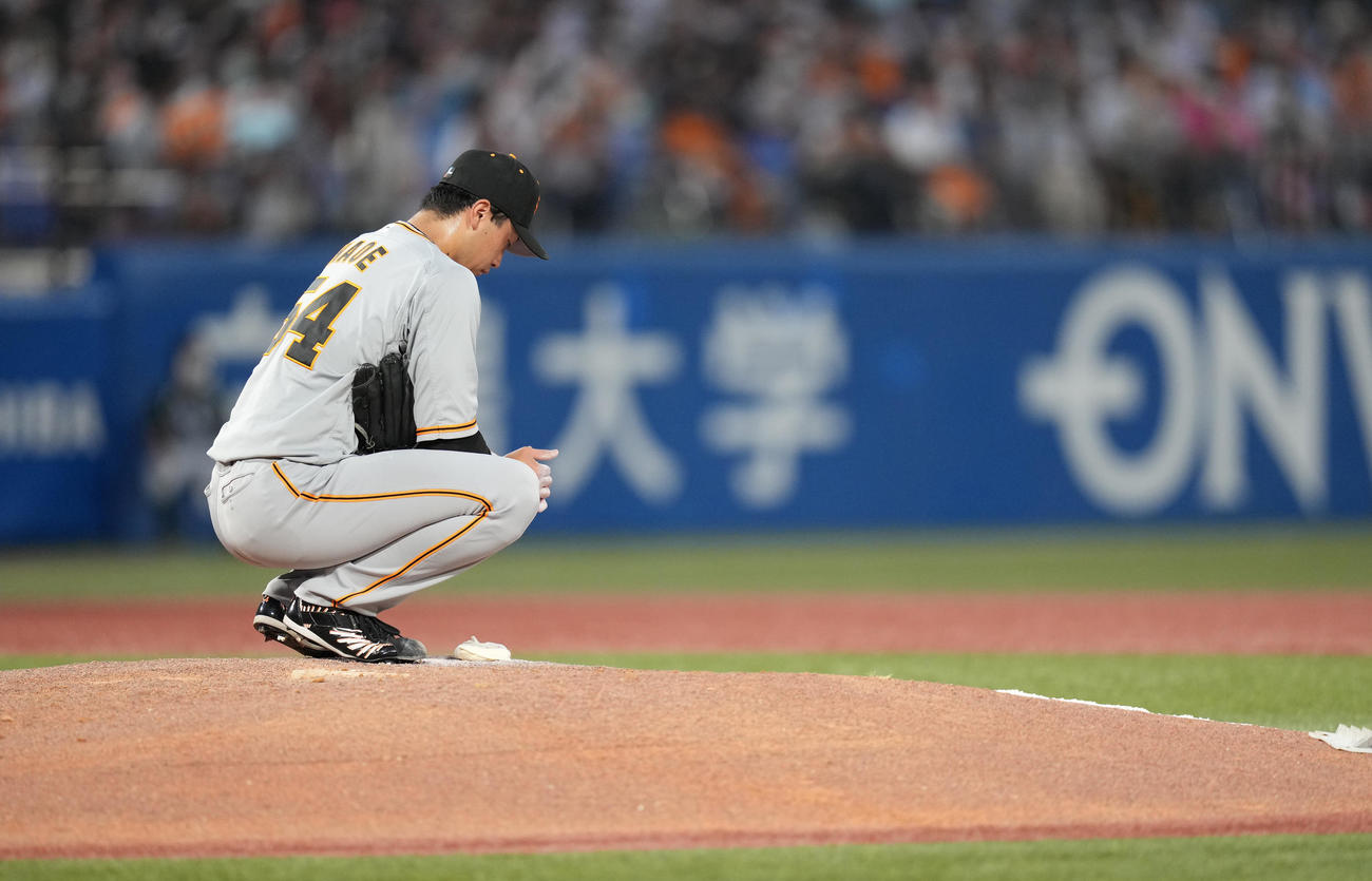 1回裏ヤクルト2死二塁、サンタナに先制の適時打を許し、マウンドに座り込む直江（撮影・菅敏）