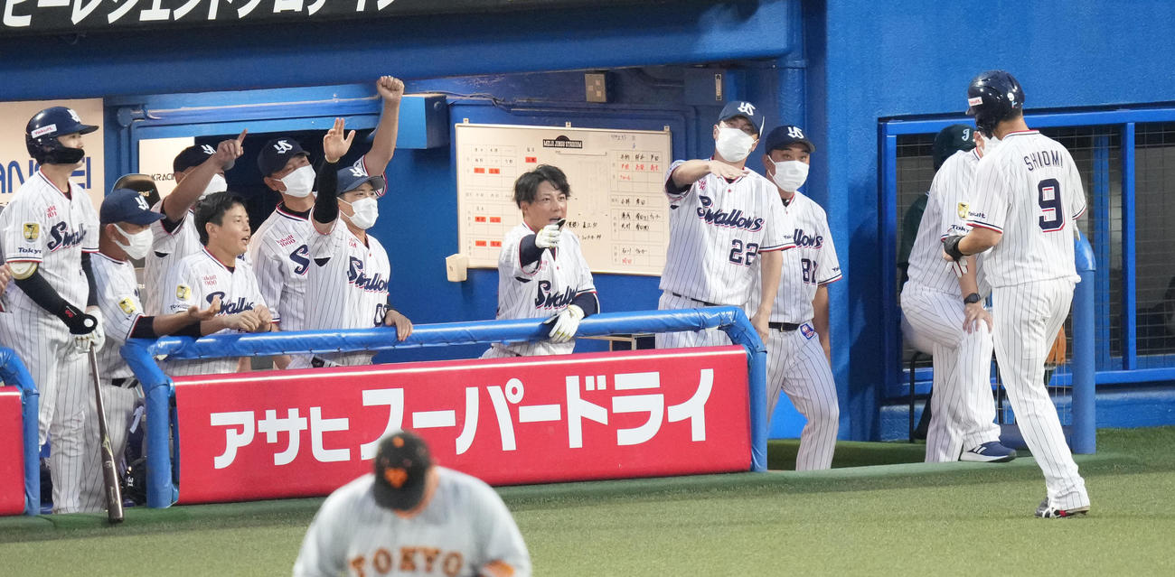 1回裏ヤクルト2死二塁、サンタナの先制の右前適時打で生還した二塁走者塩見（右）を迎える高津監督（中央右）（撮影・鈴木みどり）