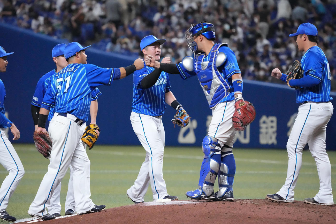 中日対DeNA　勝利に喜ぶ牧（中央）らDeNAナイン（撮影・森本幸一）