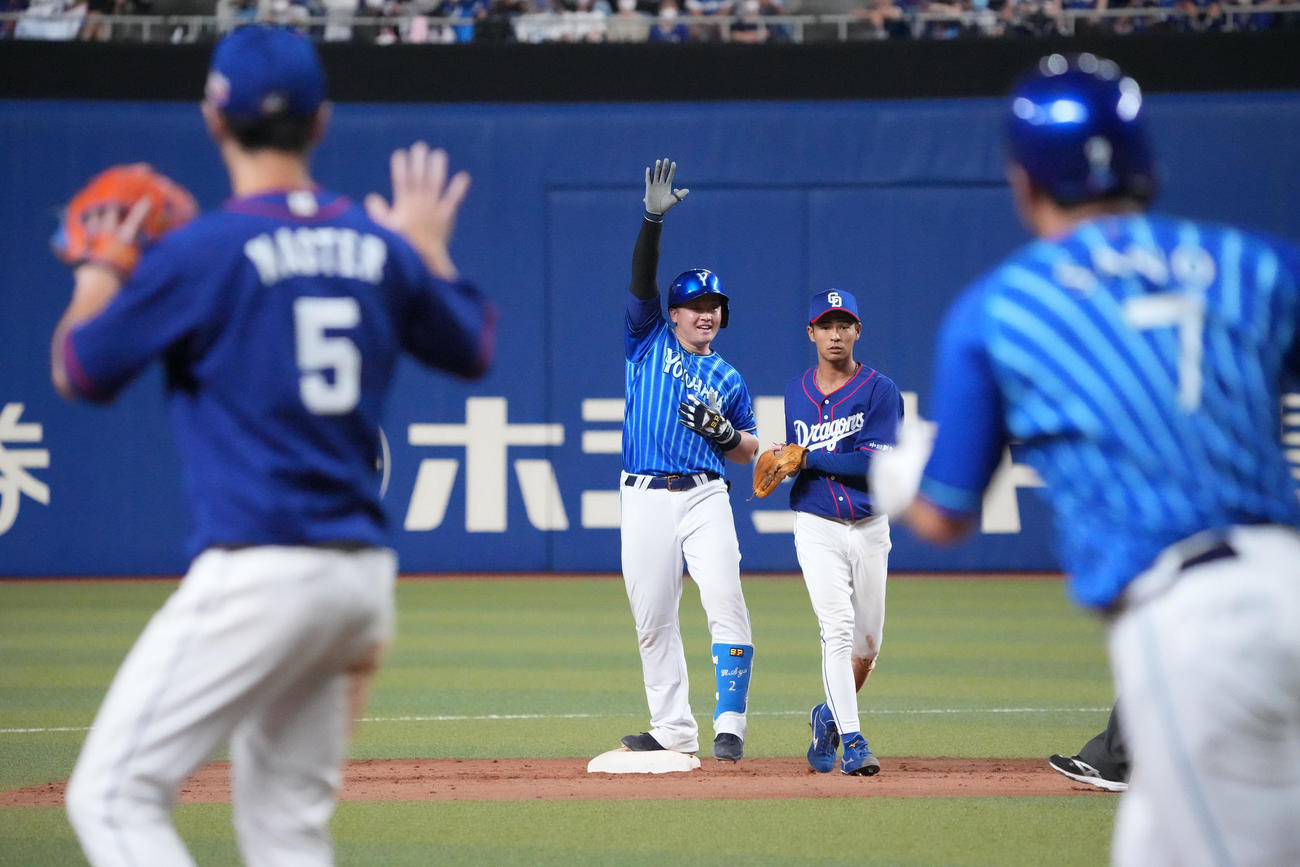 中日対DeNA 9回表DeNA2死一、三塁、右適時二塁打を放った牧（中央）（撮影・森本幸一）