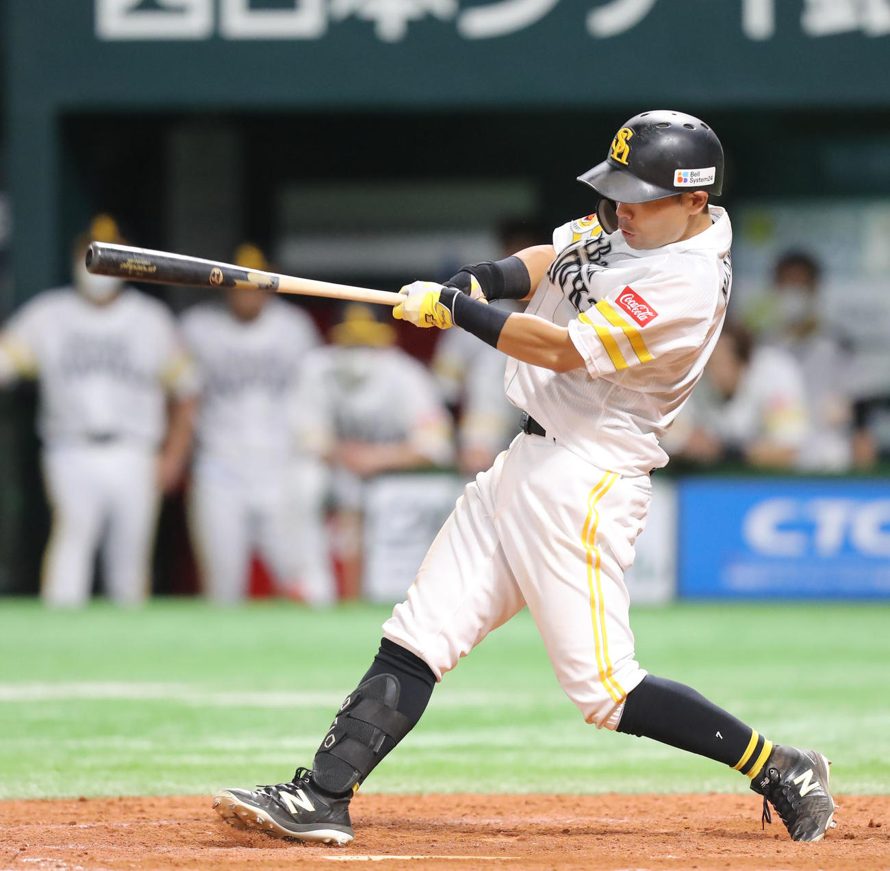 ソフトバンク対楽天　8回裏ソフトバンク2死一、二塁、中村晃は右前適時打を放つ（撮影・屋方直哉）