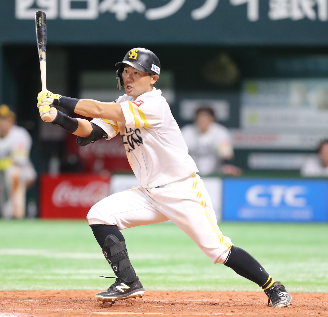 ソフトバンク対楽天　7回裏ソフトバンク1死満塁、中村晃は左適時打を放つ（撮影・屋方直哉）
