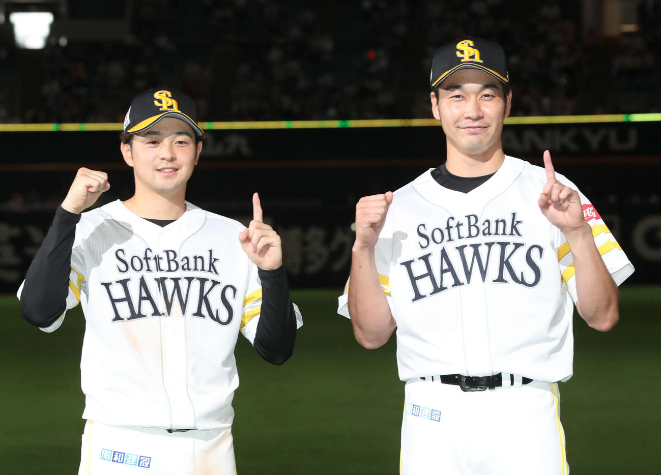ソフトバンク対楽天　ヒーローになった川瀬と武田はポーズを決める（撮影・梅根麻紀）