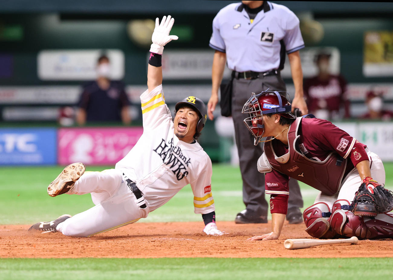 ソフトバンク対楽天　5回裏ソフトバンク1死満塁、川瀬の勝ち越し中犠飛で生還する松田（撮影・梅根麻紀）