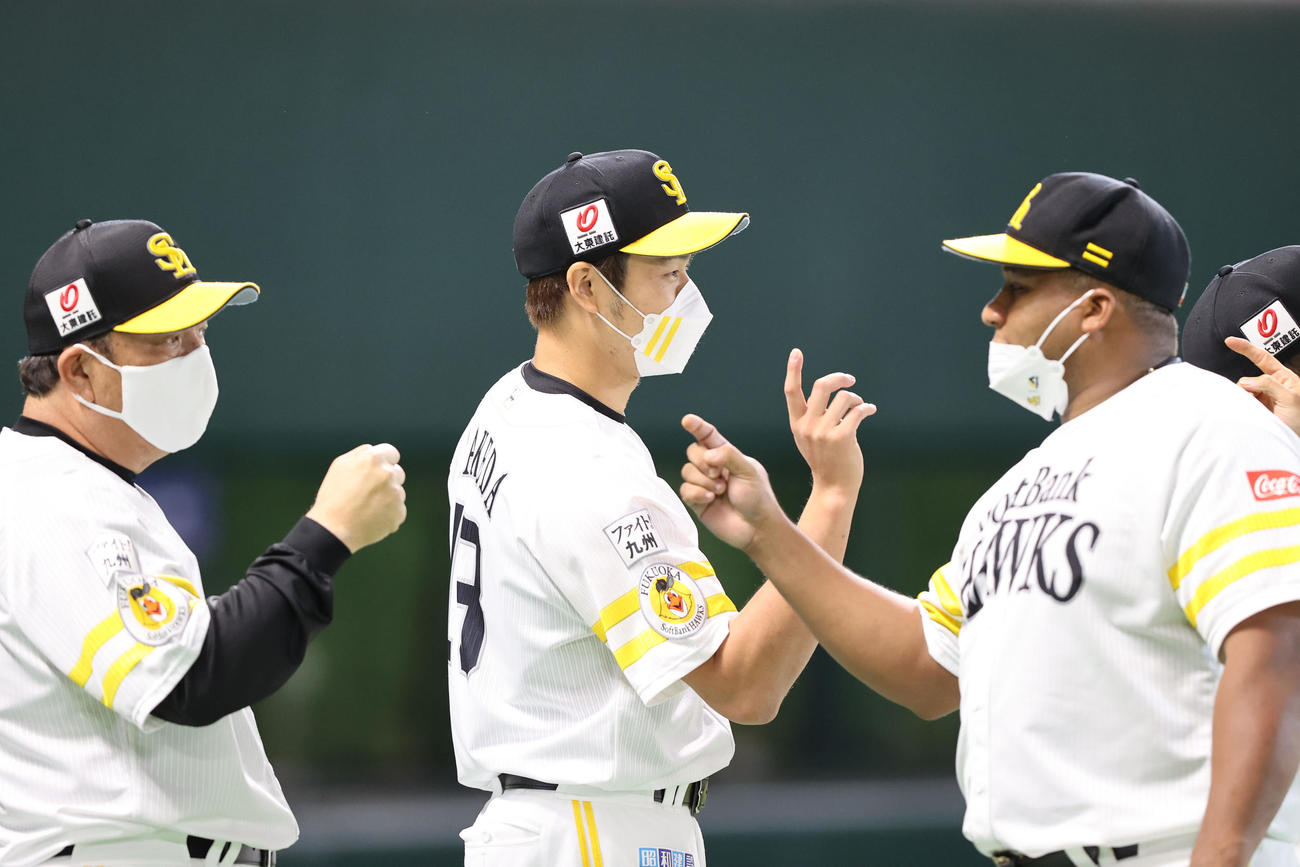 ソフトバンク対楽天　勝利投手となった武田翔太は藤本博史監督とナインを出迎える（撮影・梅根麻紀）