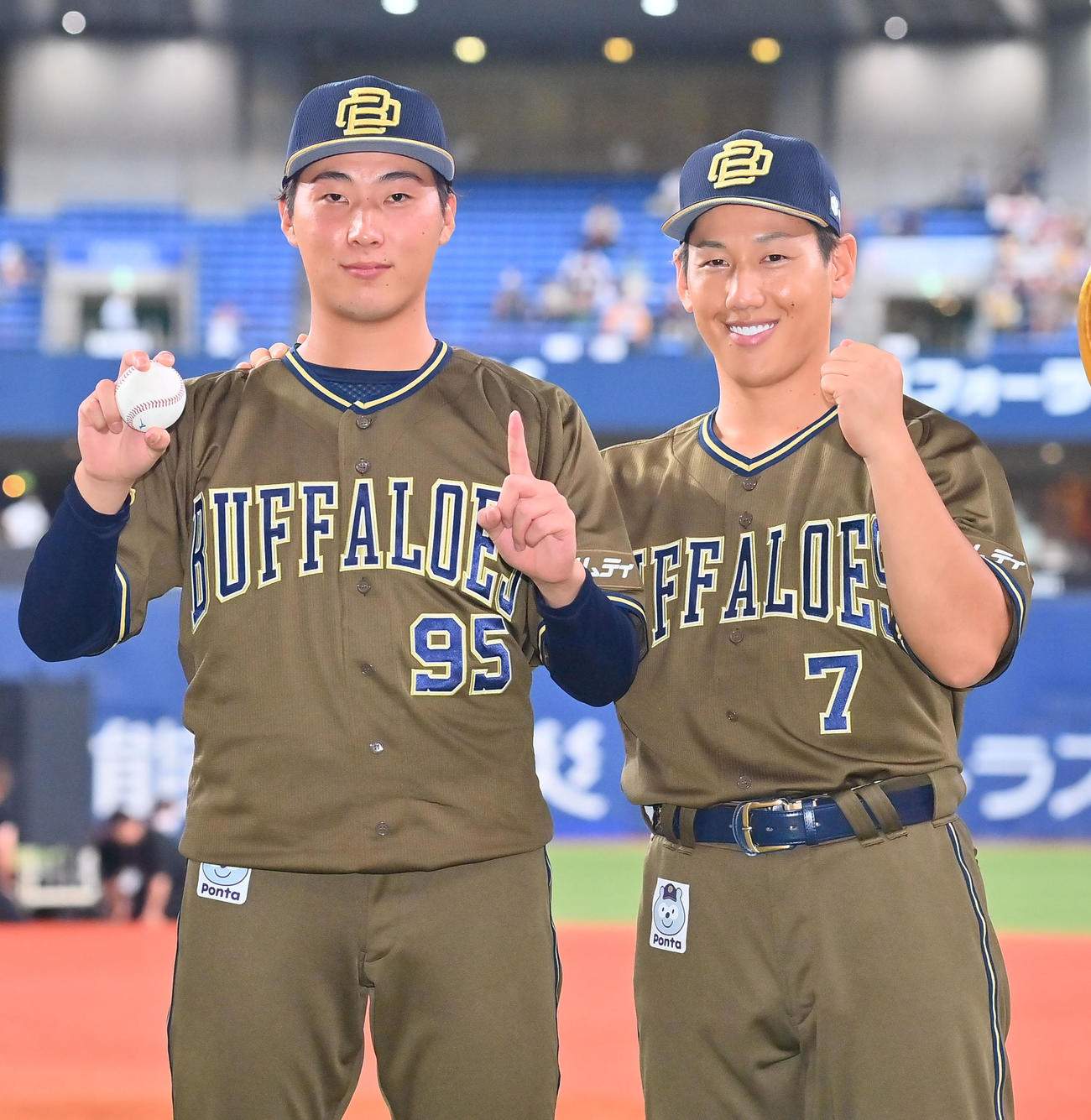 オリックス対日本ハム　打のヒーロー吉田正（右）とともにポーズを取るプロ初勝利を挙げた東（撮影・和賀正仁）