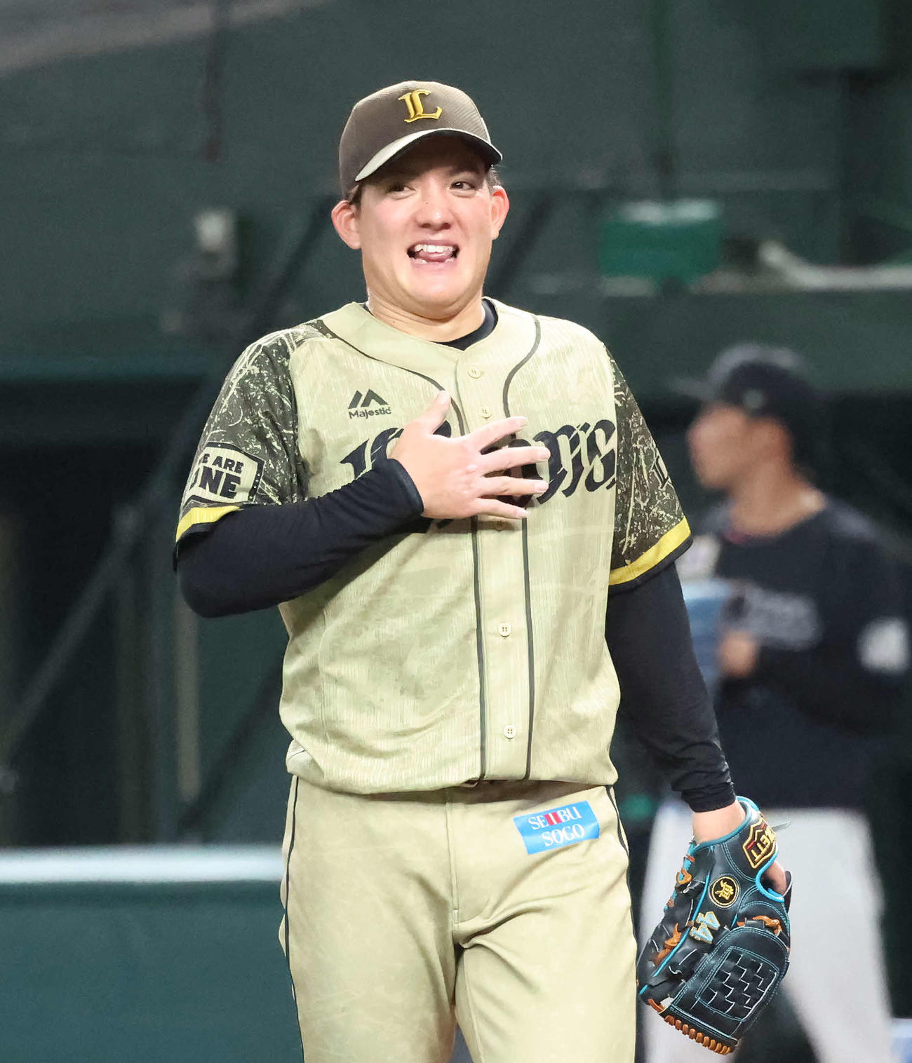 西武対ロッテ　3回表ロッテ2死三塁、荻野のバントを処理して、胸をなでおろす先発与座（撮影・丹羽敏通）