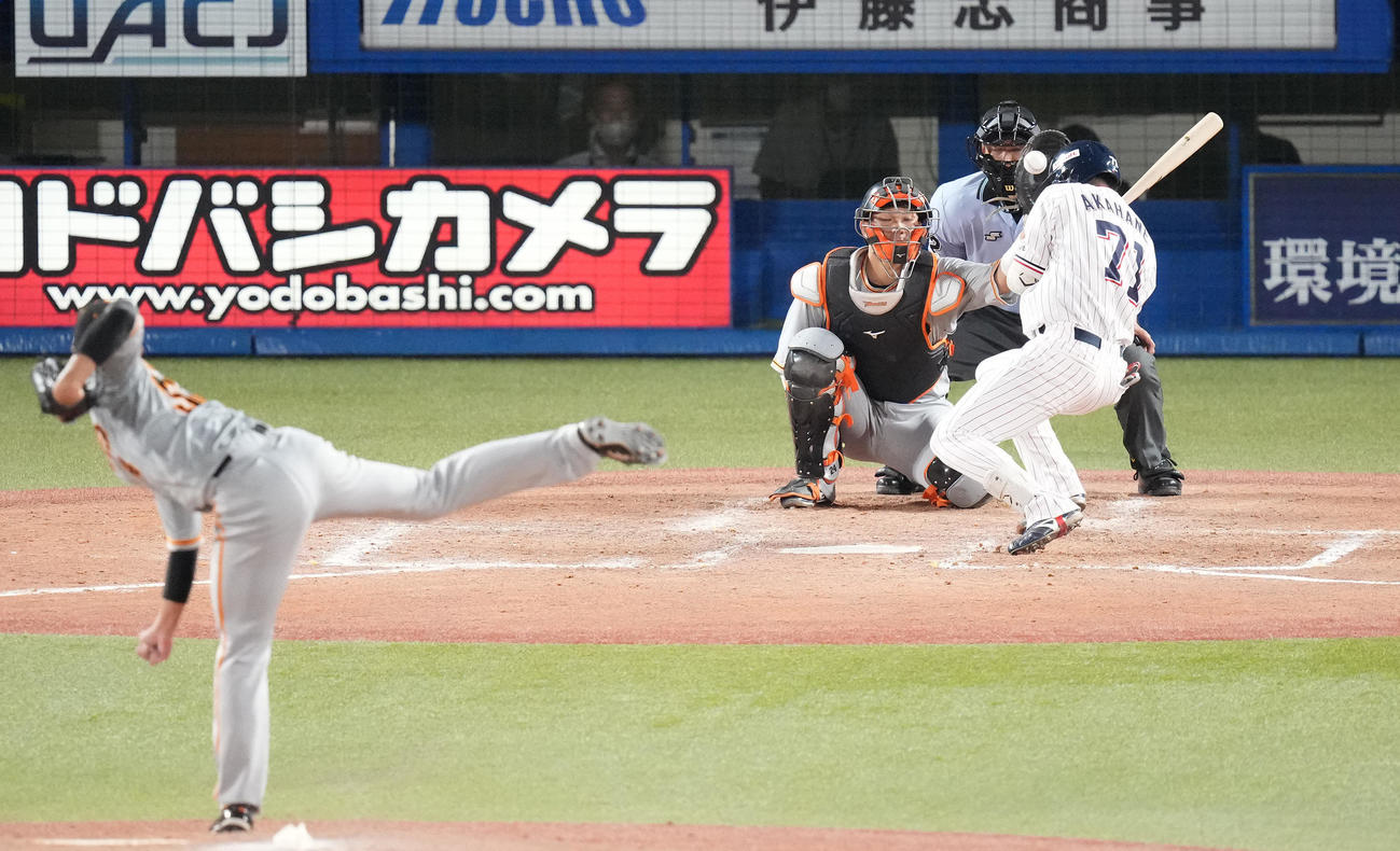 ヤクルト対巨人　5回裏ヤクルト無死、頭部付近に死球を受ける赤羽。投手直江（撮影・鈴木みどり）