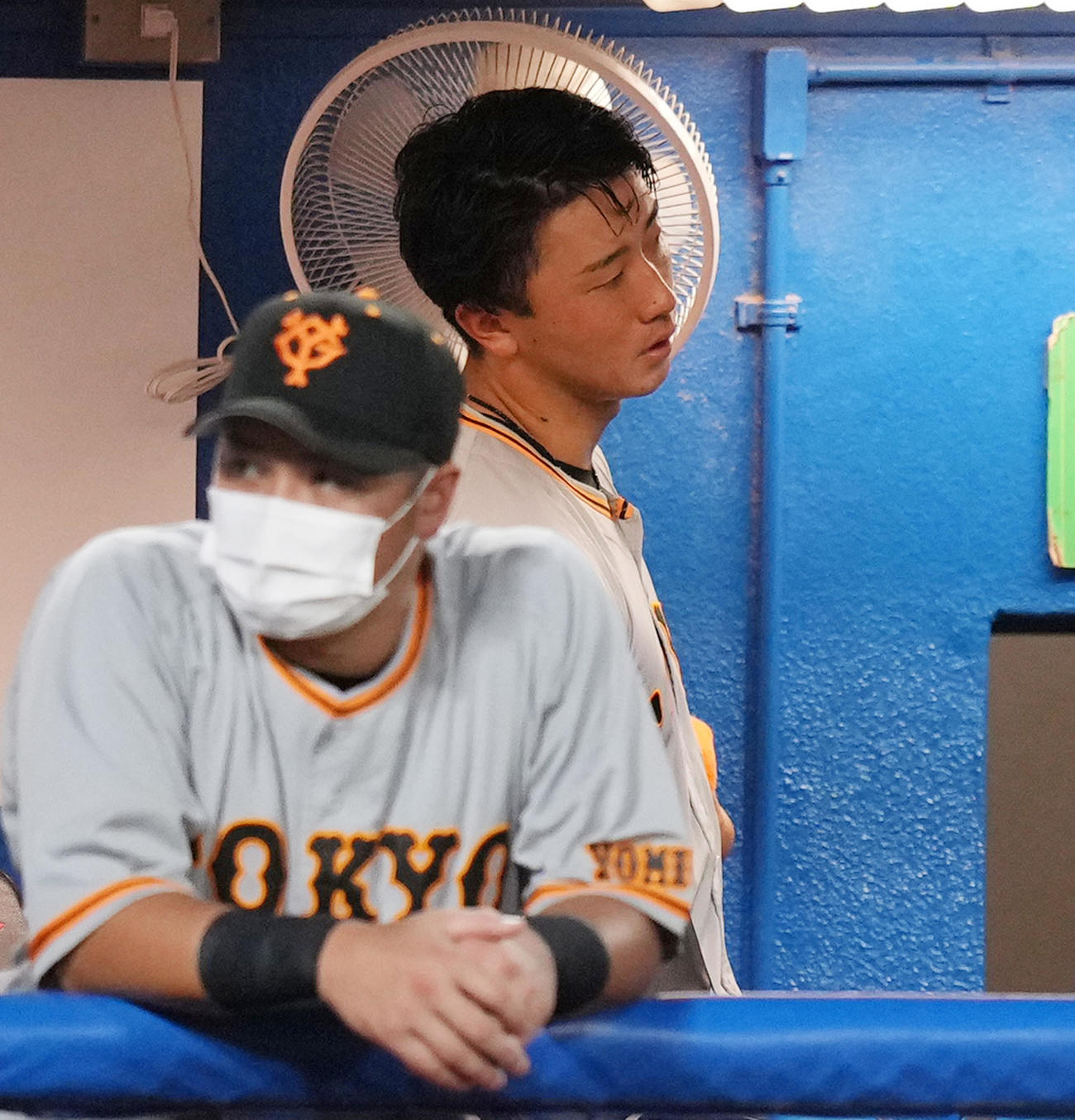 ヤクルト対巨人　5回裏ヤクルト無死、赤羽に死球を与え、危険球を判定され退場処分となった直江は、ベンチで肩を落とす（撮影・菅敏）