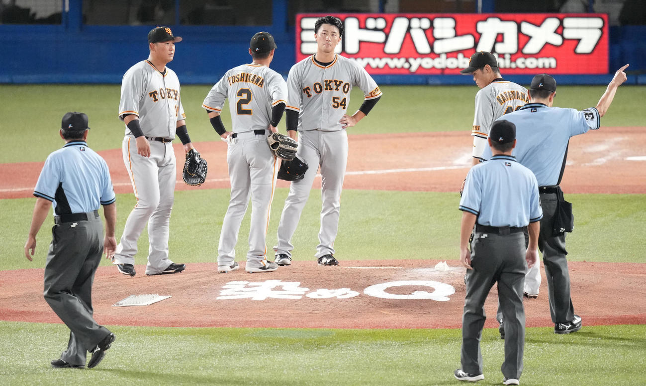 ヤクルト対巨人　5回裏ヤクルト無死、赤羽の頭部付近に死球を当て、退場となる直江（中央）（撮影・鈴木みどり）
