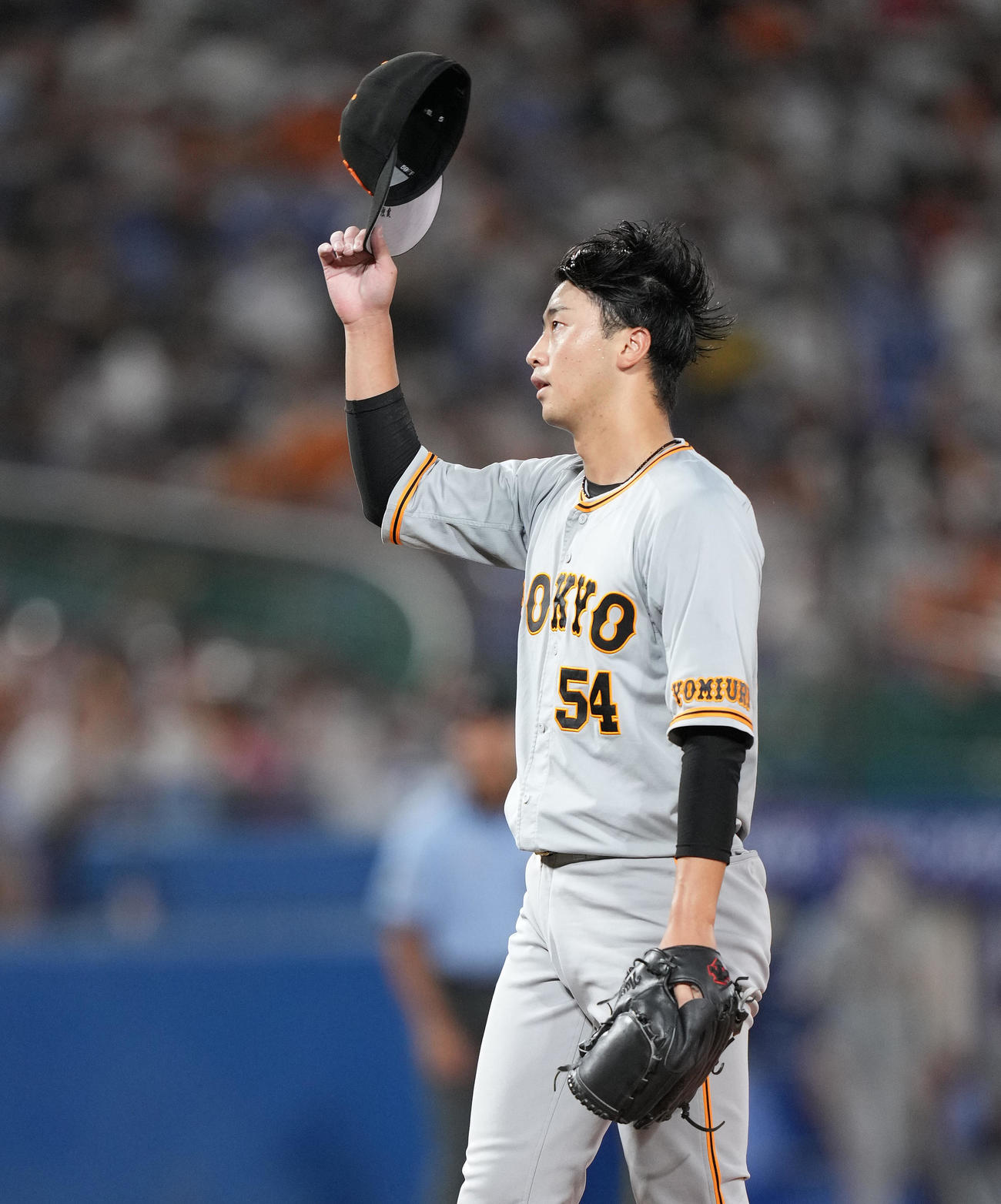 ヤクルト対巨人　5回裏ヤクルト無死、赤羽に死球を与え、帽子をとって謝罪する直江（撮影・菅敏）