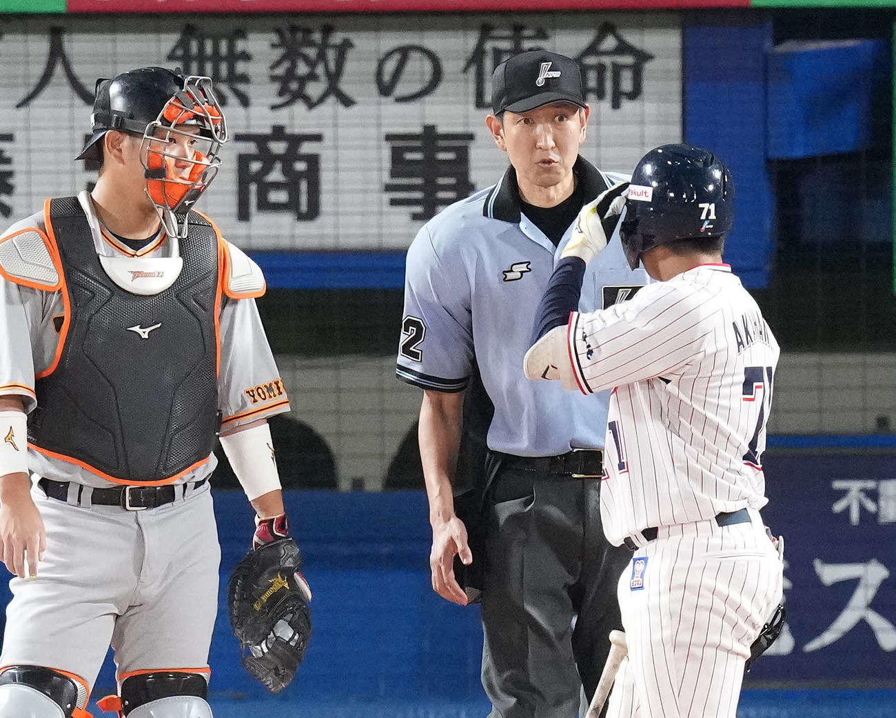 ヤクルト対巨人　5回裏ヤクルト無死、頭部付近に死球を受けた赤羽。投手直江（撮影・鈴木みどり）