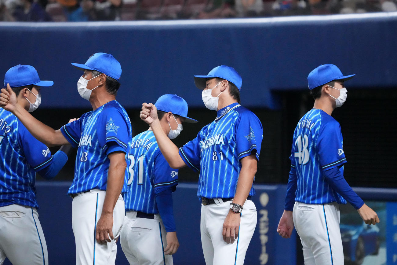 中日対DeNA　勝利しナインを迎える三浦監督（中央）（撮影・森本幸一）