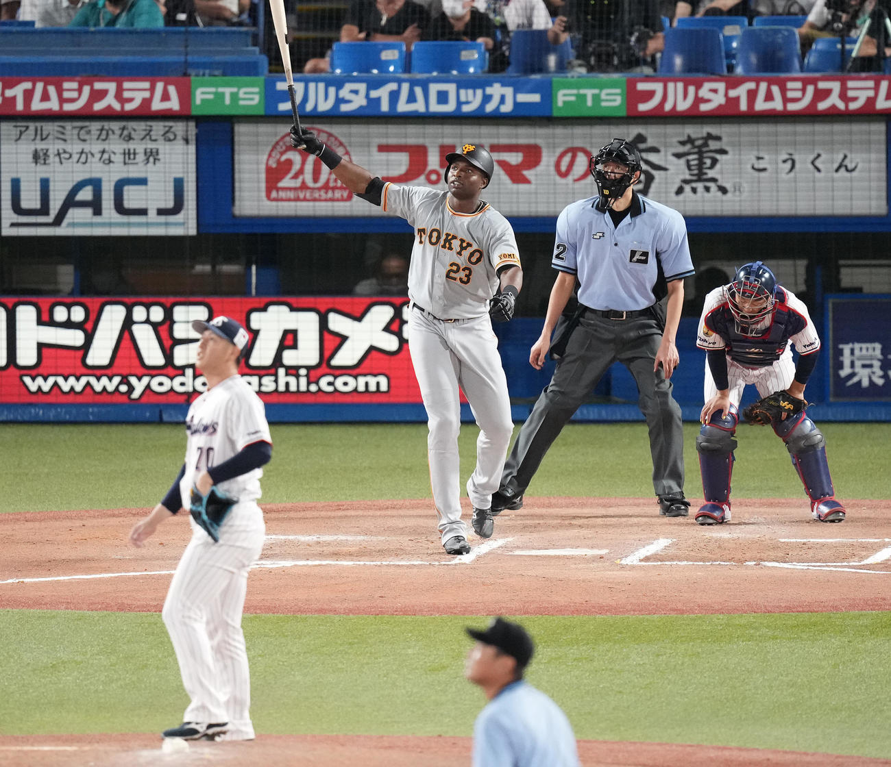 ヤクルト対巨人　6回表巨人1死一塁、右越え2点本塁打を放つポランコ。投手小沢（撮影・鈴木みどり）