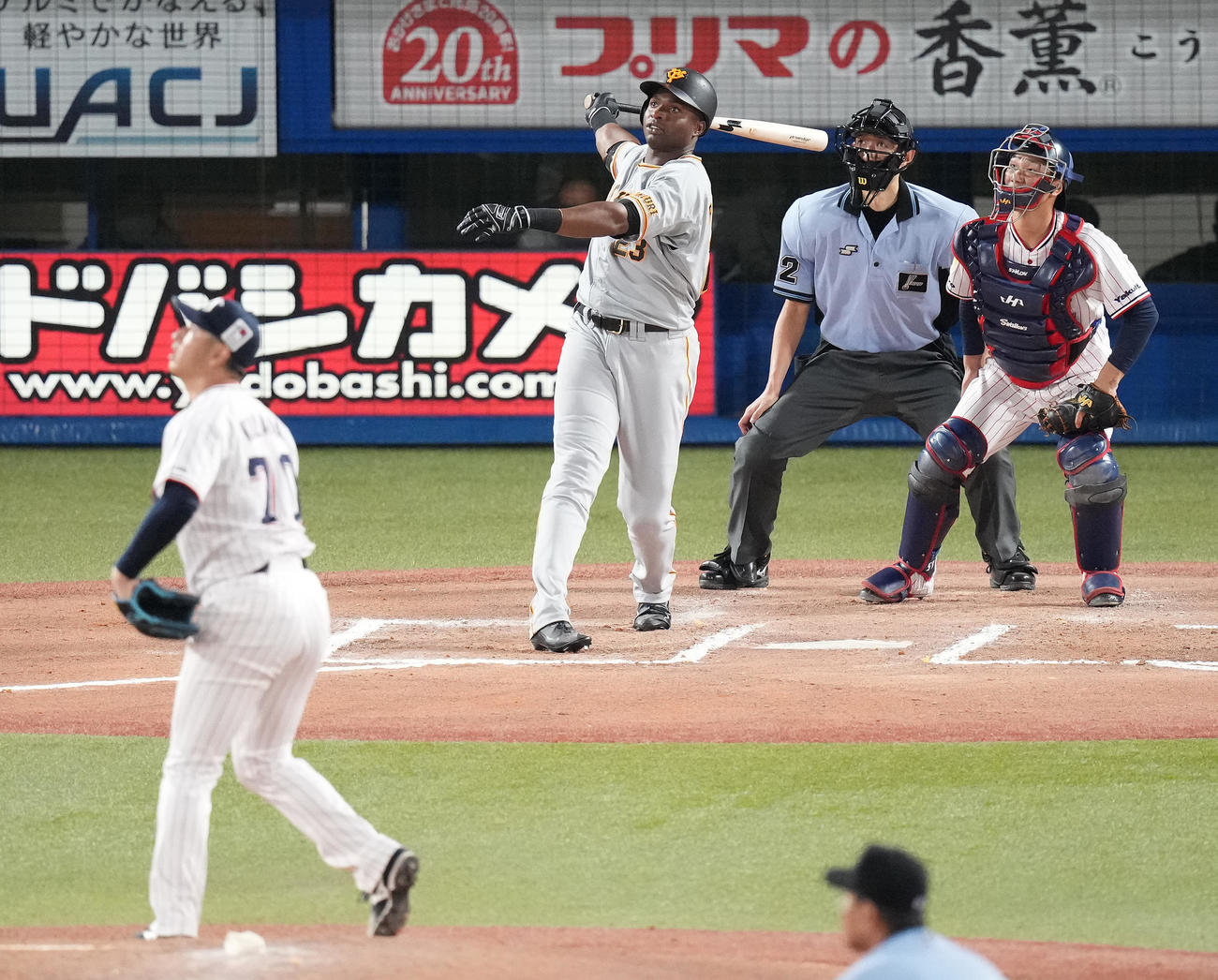 ヤクルト対巨人　6回表巨人1死一塁、右越え2点本塁打を放つポランコ。投手小沢（撮影・鈴木みどり）