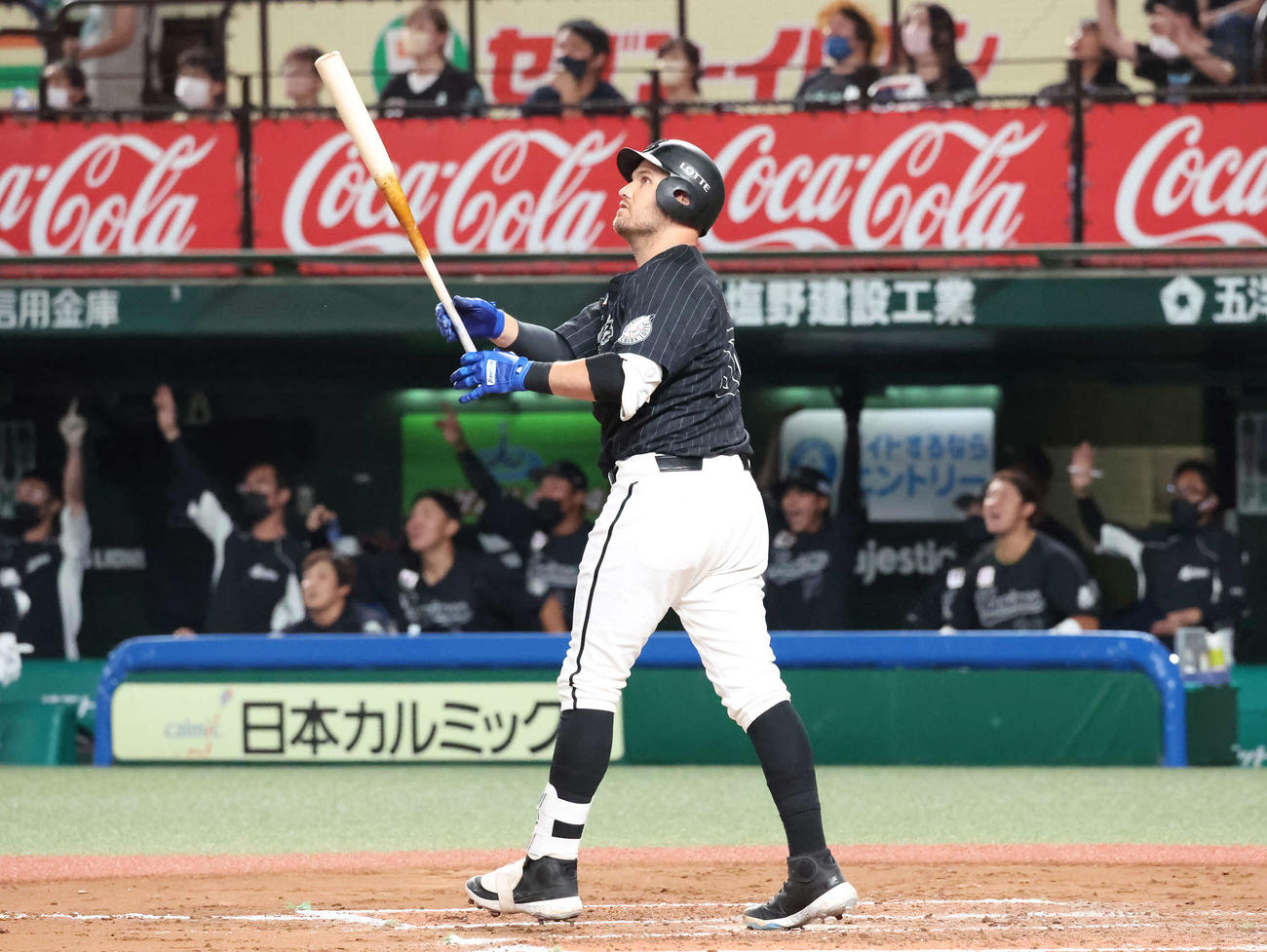 西武対ロッテ　8回表ロッテ1死二塁、レアードは左越えに逆転本塁打を放つ（撮影・丹羽敏通）