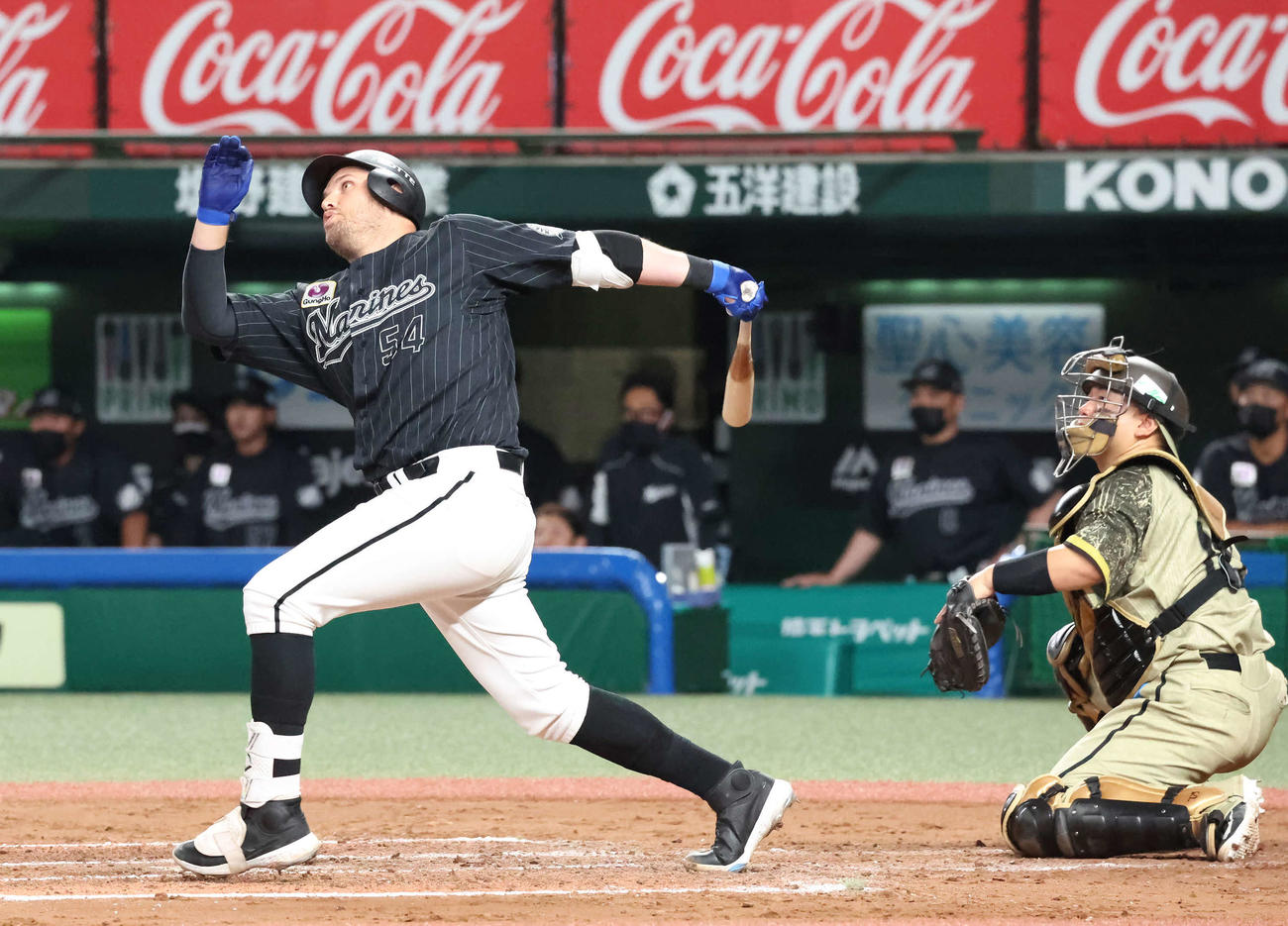 西武対ロッテ　8回表ロッテ1死二塁、レアードは左越えに決勝の2点本塁打を放つ。捕手森（撮影・丹羽敏通）