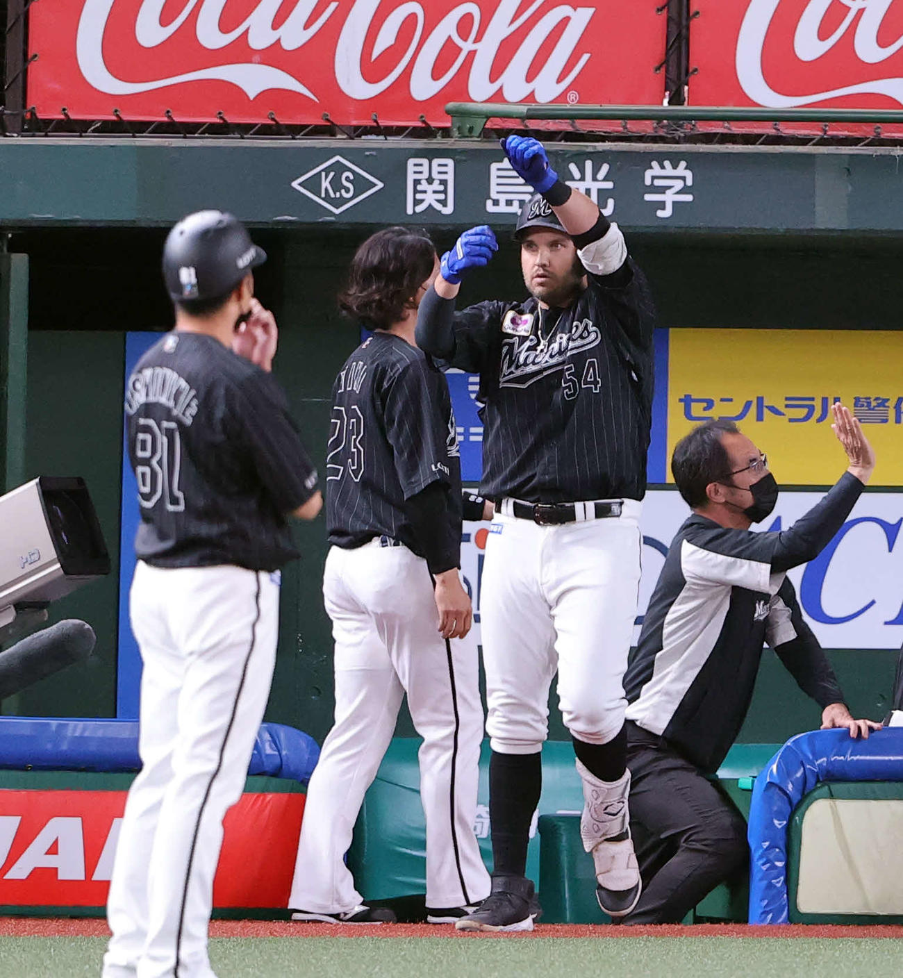 西武対ロッテ　8回表ロッテ1死二塁、レアードは逆転2点本塁打を放ち釣りのポーズ（撮影・浅見桂子）