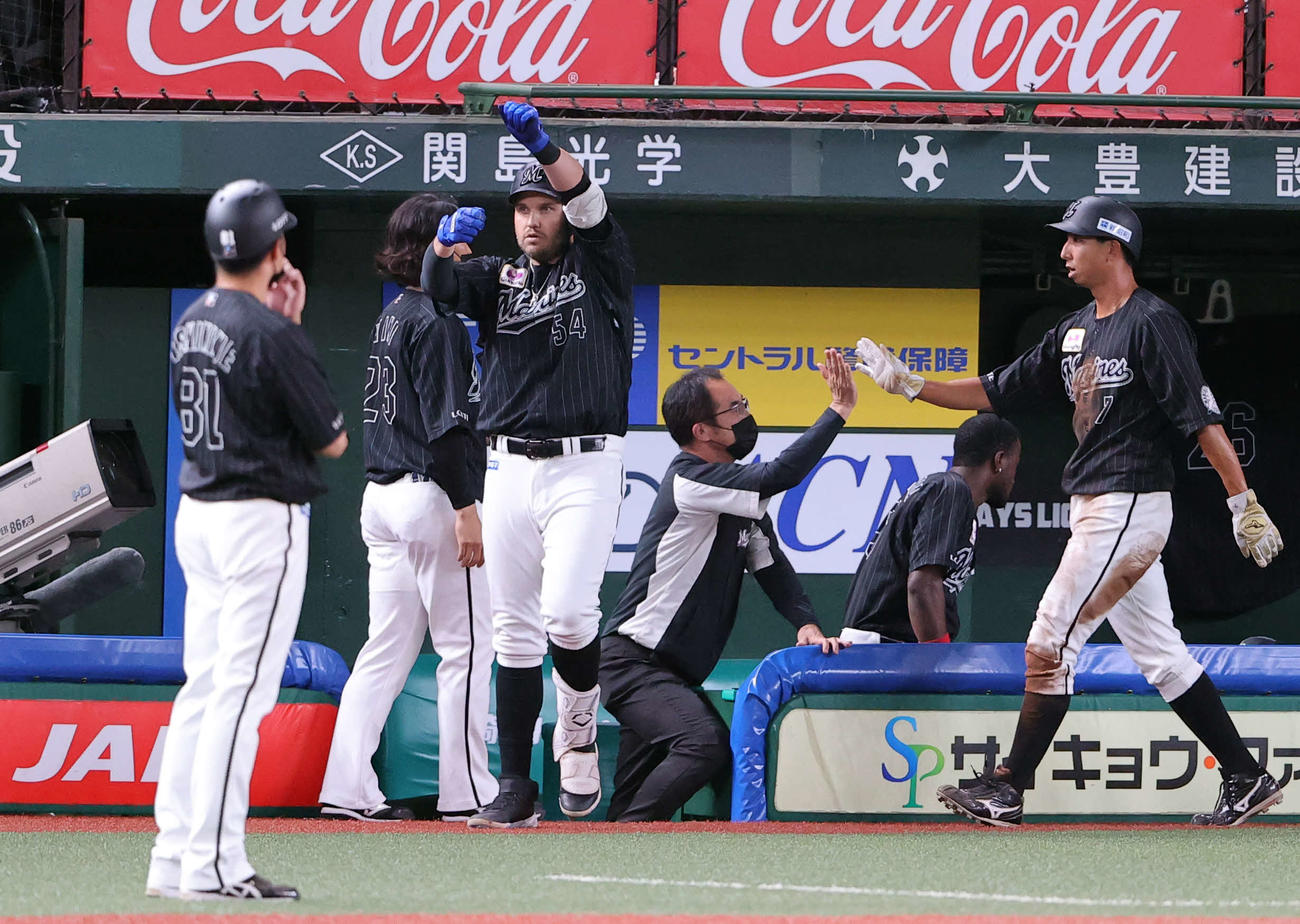 西武対ロッテ　8回表ロッテ1死二塁、レアードは逆転2点本塁打を放ち釣りのポーズ（撮影・浅見桂子）
