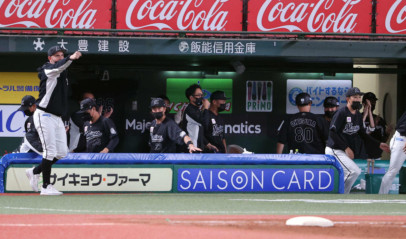 西武対ロッテ　9回裏西武2死二塁、栗山を遊ゴロに仕留めて、勝利を決めた瞬間、ガッツポーズでベンチを出るブランドン・レアード（左）。右は小島和哉（撮影・浅見桂子）