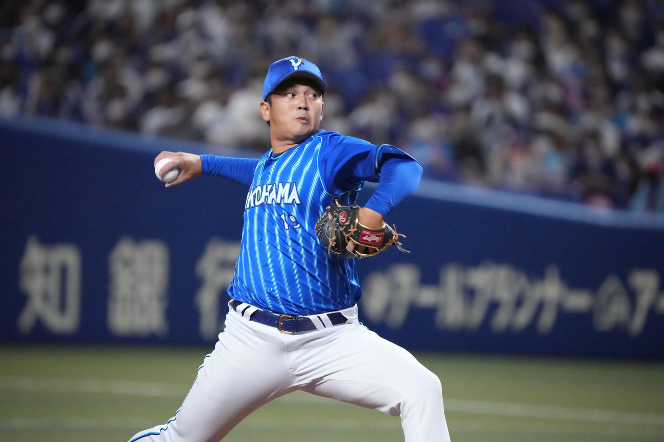 中日対DeNA 9回裏、DeNA4番手で登板する山崎（撮影・森本幸一）