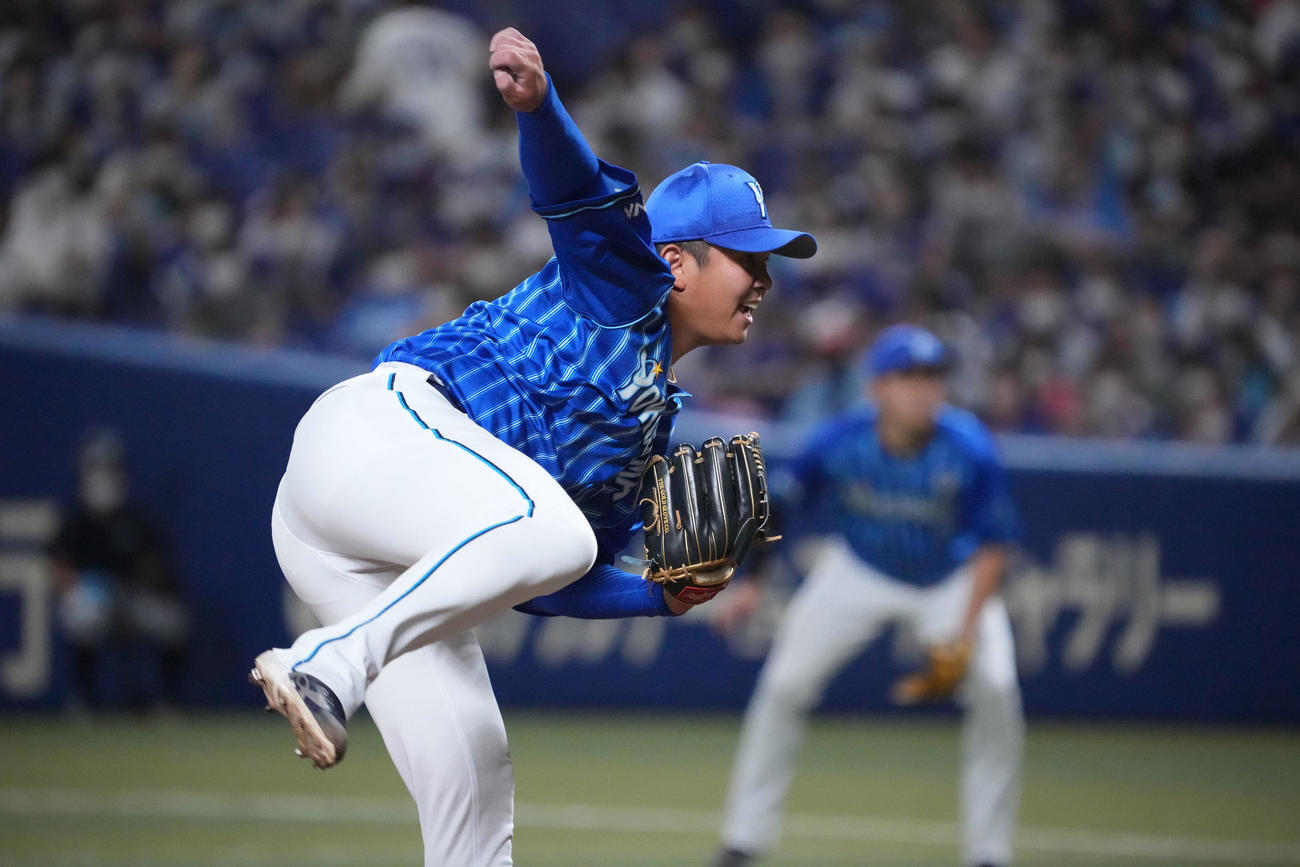中日対DeNA 9回裏、DeNA4番手で登板する山崎（撮影・森本幸一）