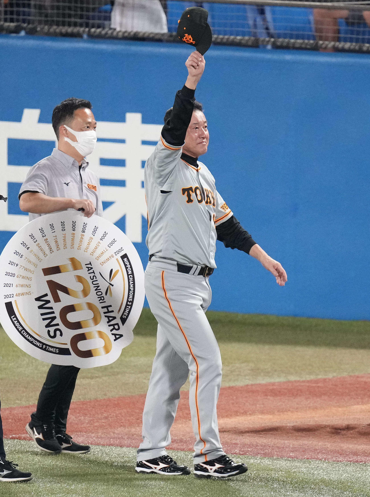 ヤクルト対巨人　監督通算1200勝の巨人原監督はファンの声援に応える（撮影・鈴木みどり）