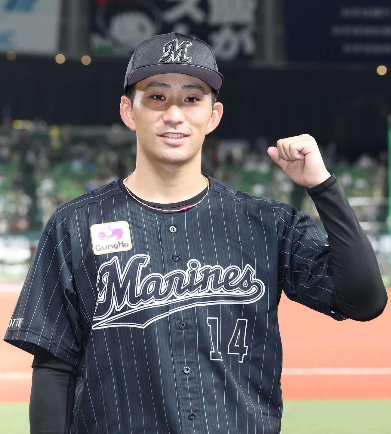 西武対ロッテ　勝利投手となってカメラに向かってポーズを決めるロッテ小島（撮影・丹羽敏通）