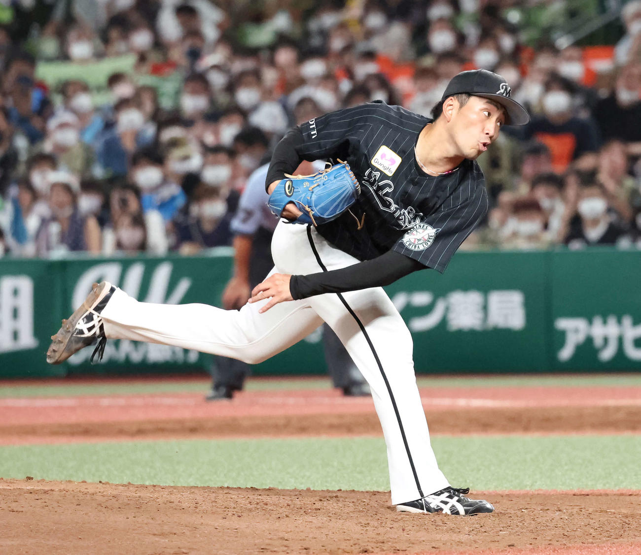 西武対ロッテ　力投するロッテ先発小島（撮影・丹羽敏通）