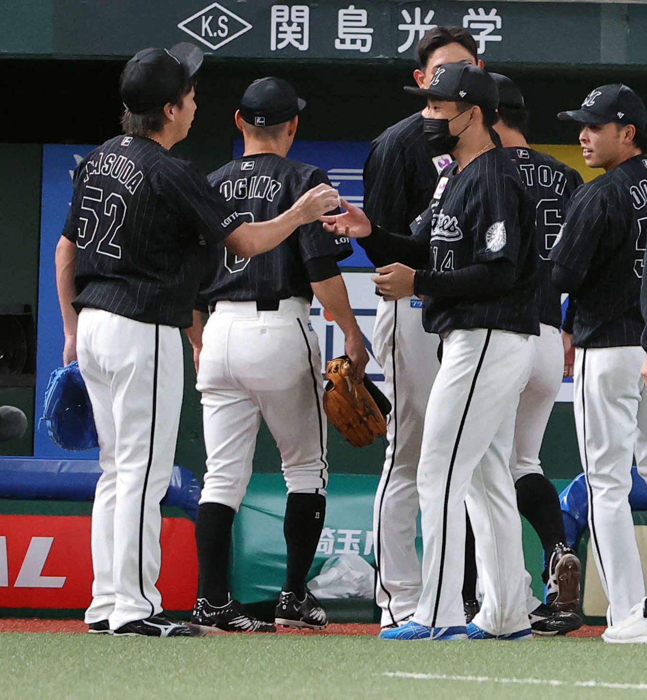 西武対ロッテ　9回裏西武2死二塁、栗山を遊ゴロに仕留めて勝利を決め、小島（右）は益田からウイニングボールを受け取る（撮影・浅見桂子）