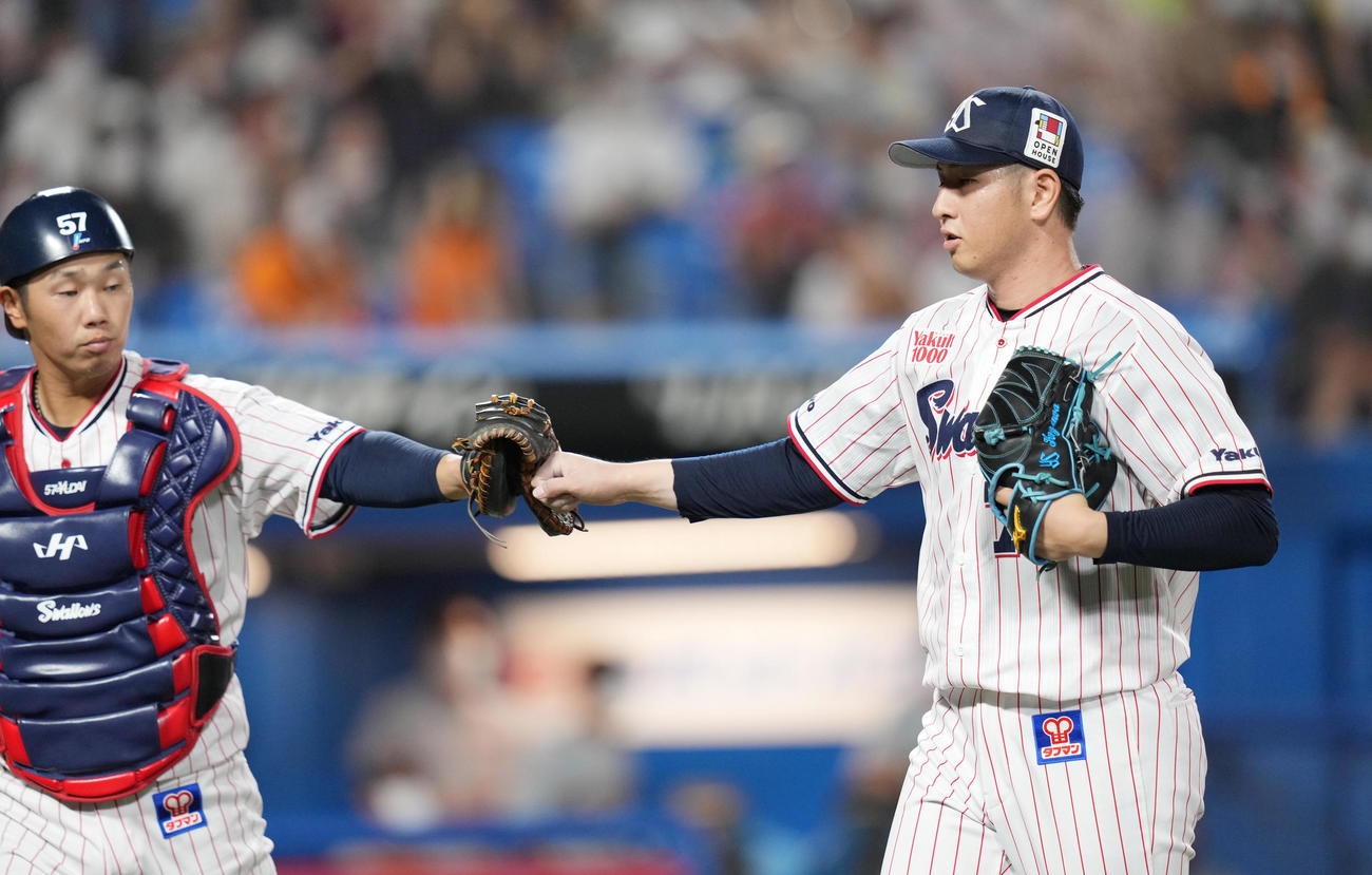 ヤクルト対巨人　4回の投球を終え、捕手古賀（左）とタッチする小沢（撮影・菅敏）