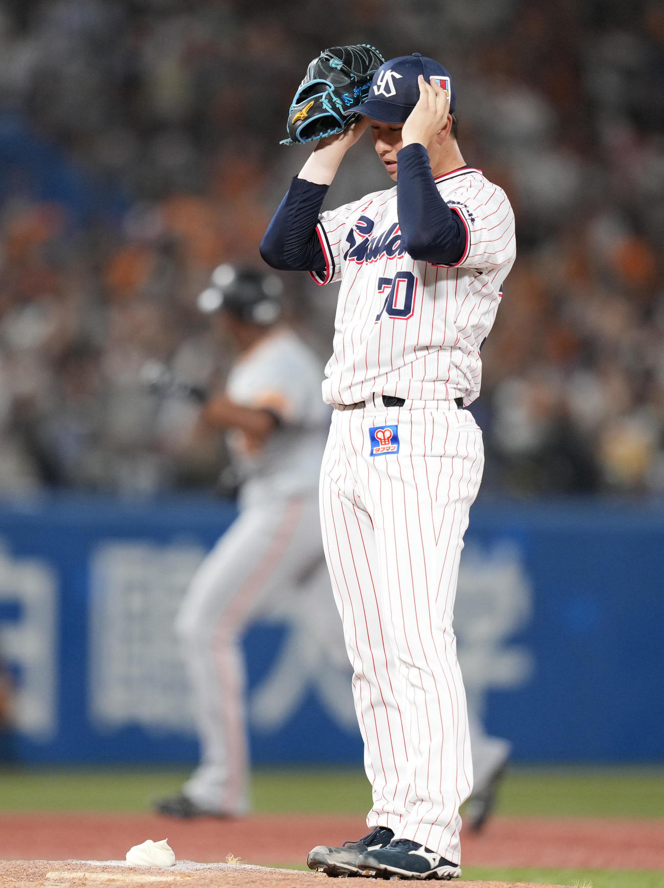 ヤクルト対巨人　6回表巨人1死一塁、ポランコ（奥）に同点の2点本塁打を打たれ、肩を落とす小沢（撮影・菅敏）