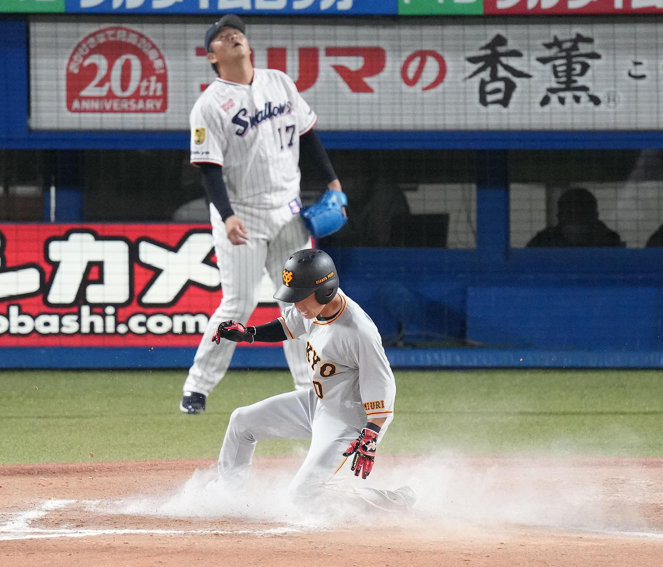 ヤクルト対巨人　8回表巨人1死三塁、ポランコの左犠飛で生還する三塁走者増田大。後ろは投手清水（撮影・鈴木みどり）
